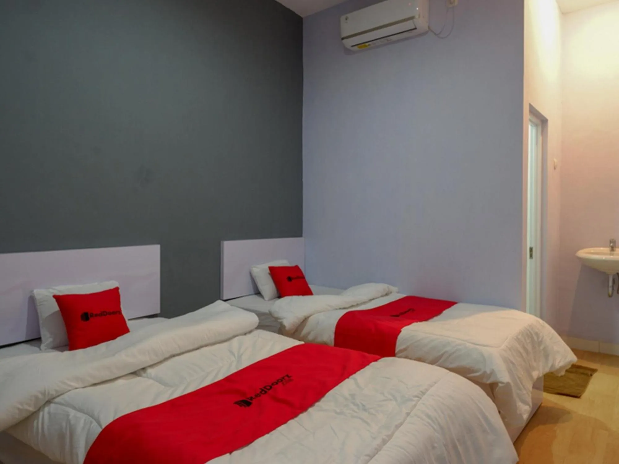 Bed in RedDoorz near Pasar Batang