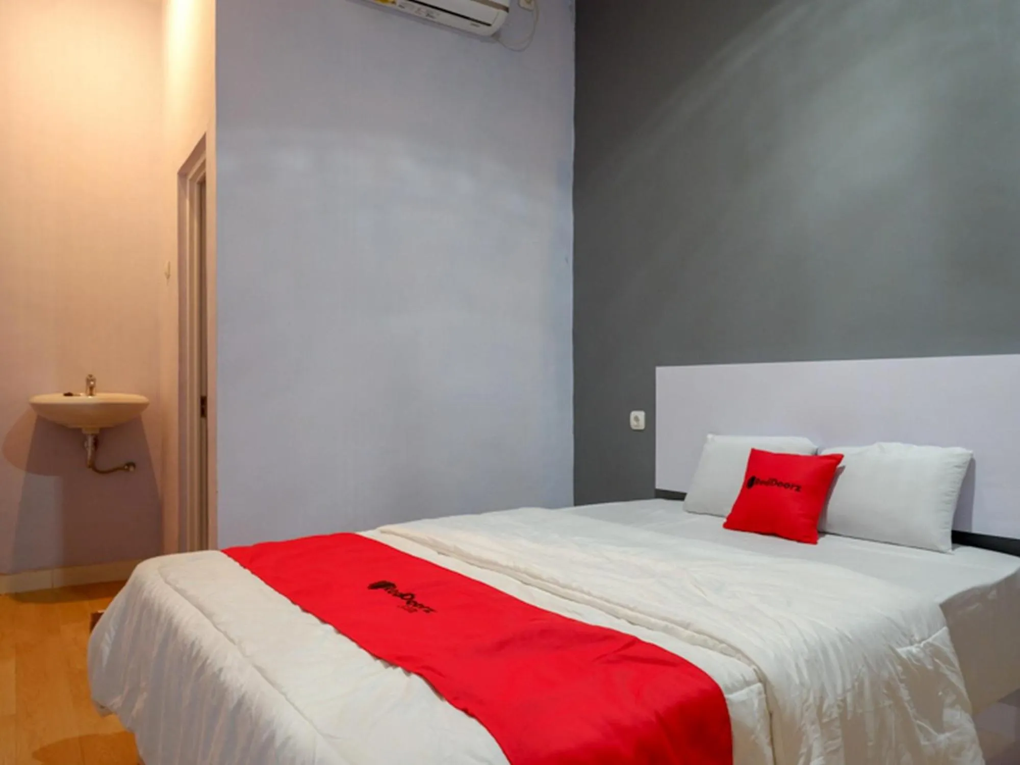 Bed in RedDoorz near Pasar Batang