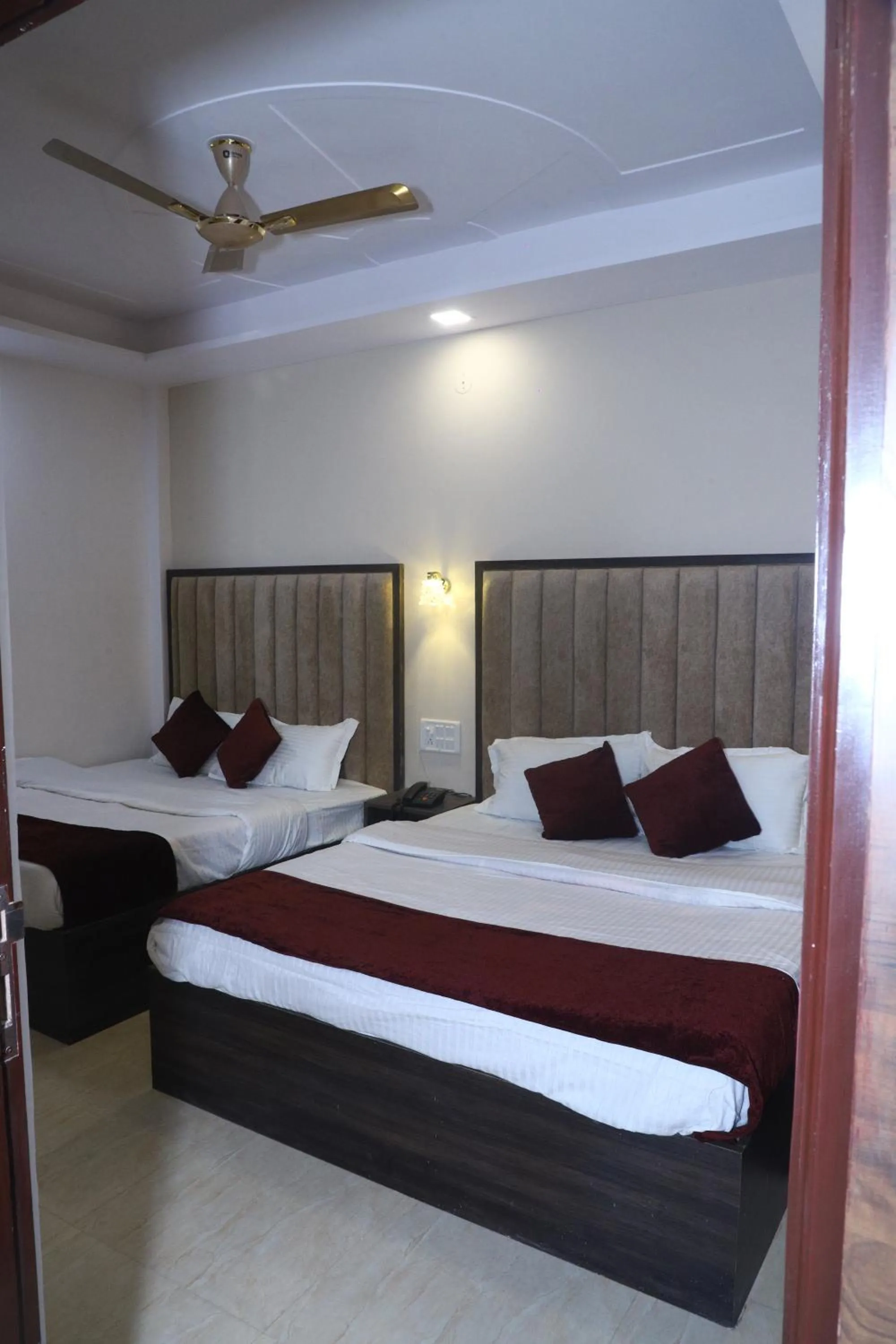 Bedroom, Bed in The Divine Oak