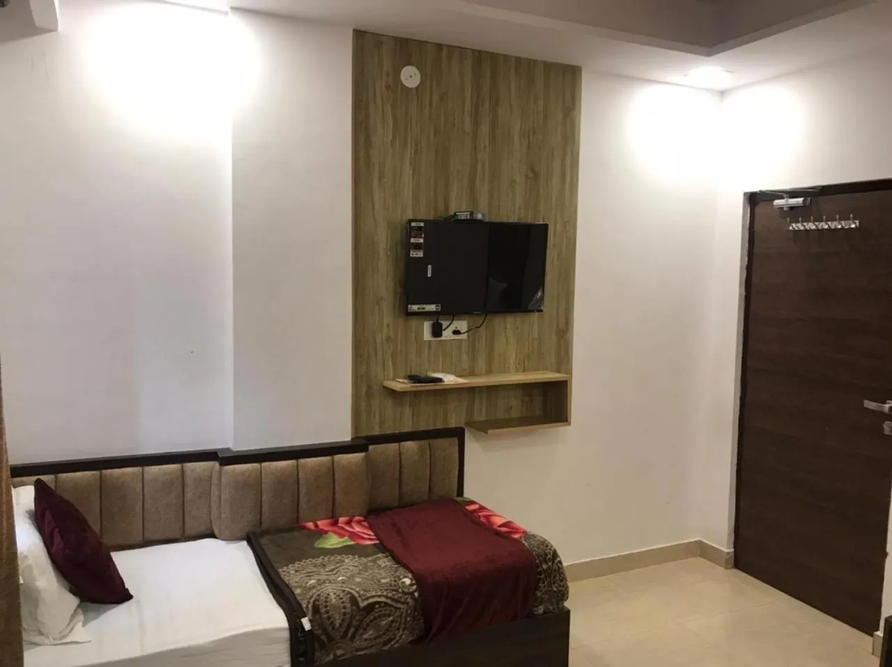 Photo of the whole room, Bed in The Divine Oak