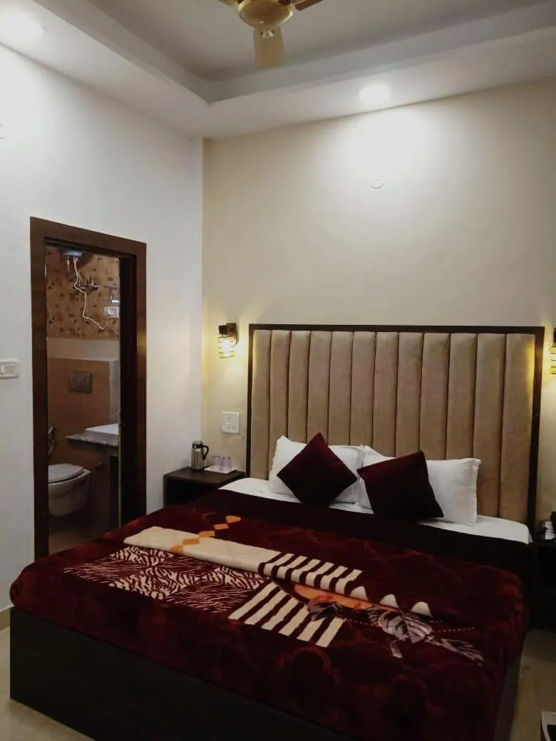 Bedroom, Bed in The Divine Oak