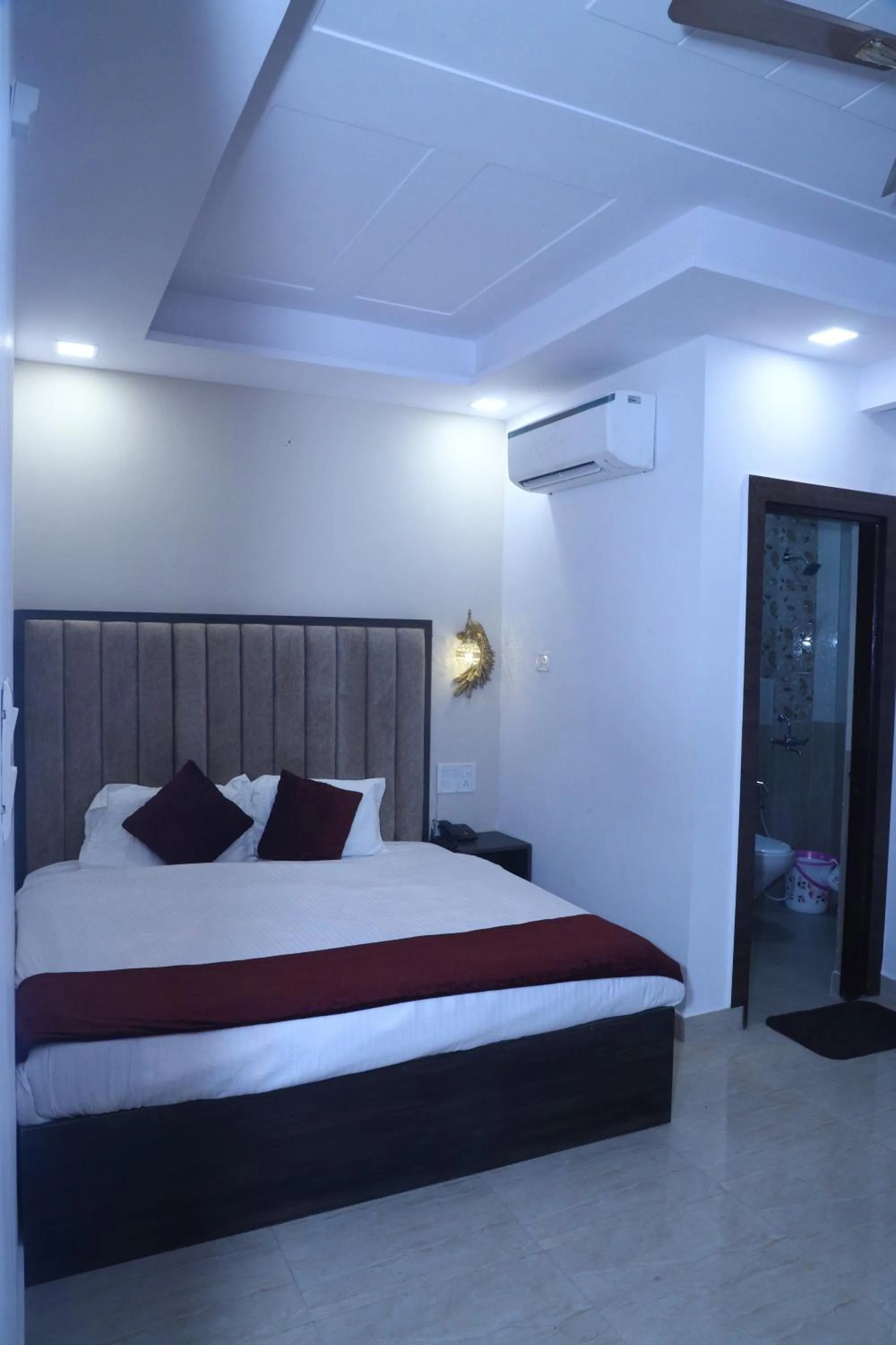 Bedroom, Bed in The Divine Oak