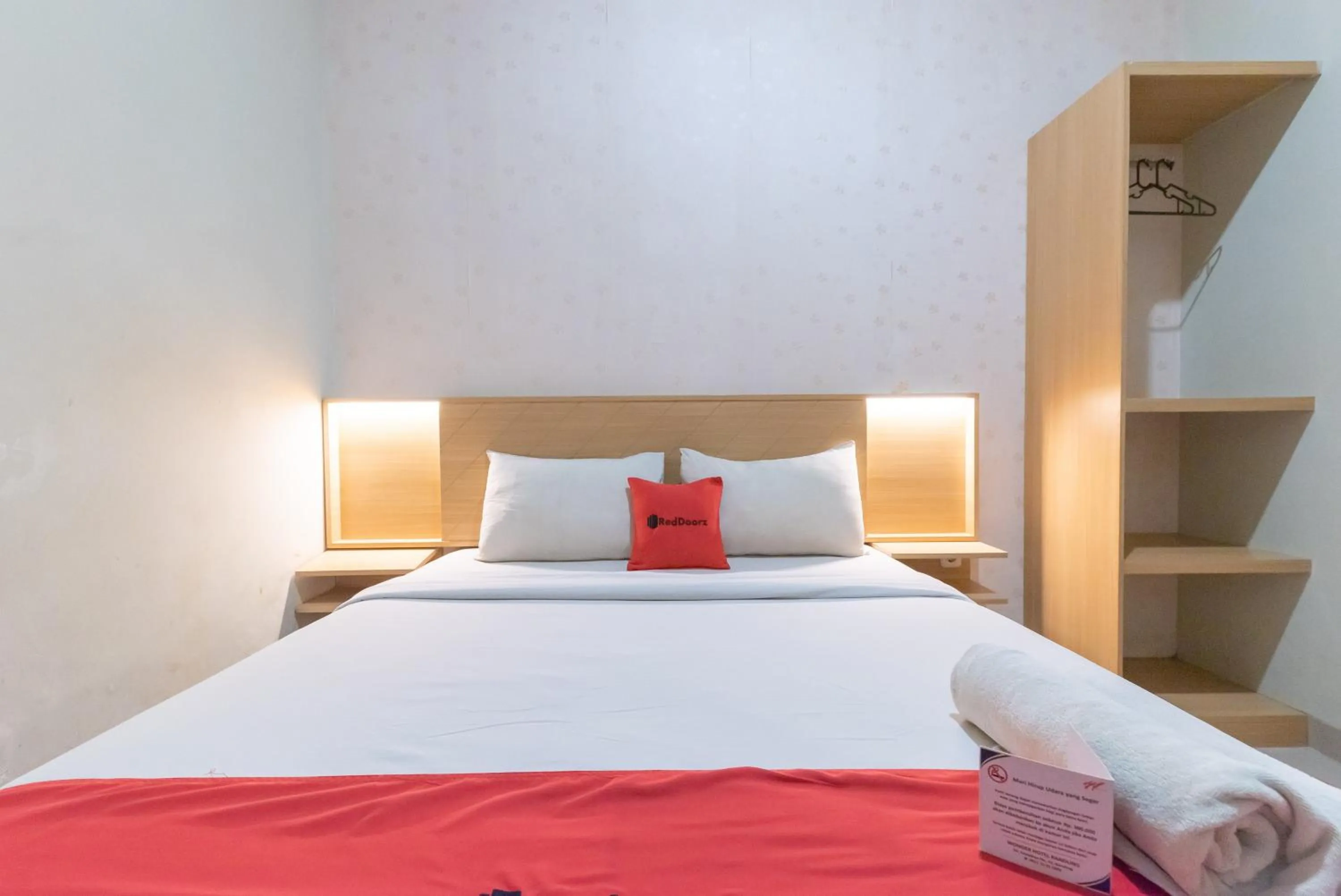 Bedroom, Bed in RedDoorz Plus @ Karapitan Street