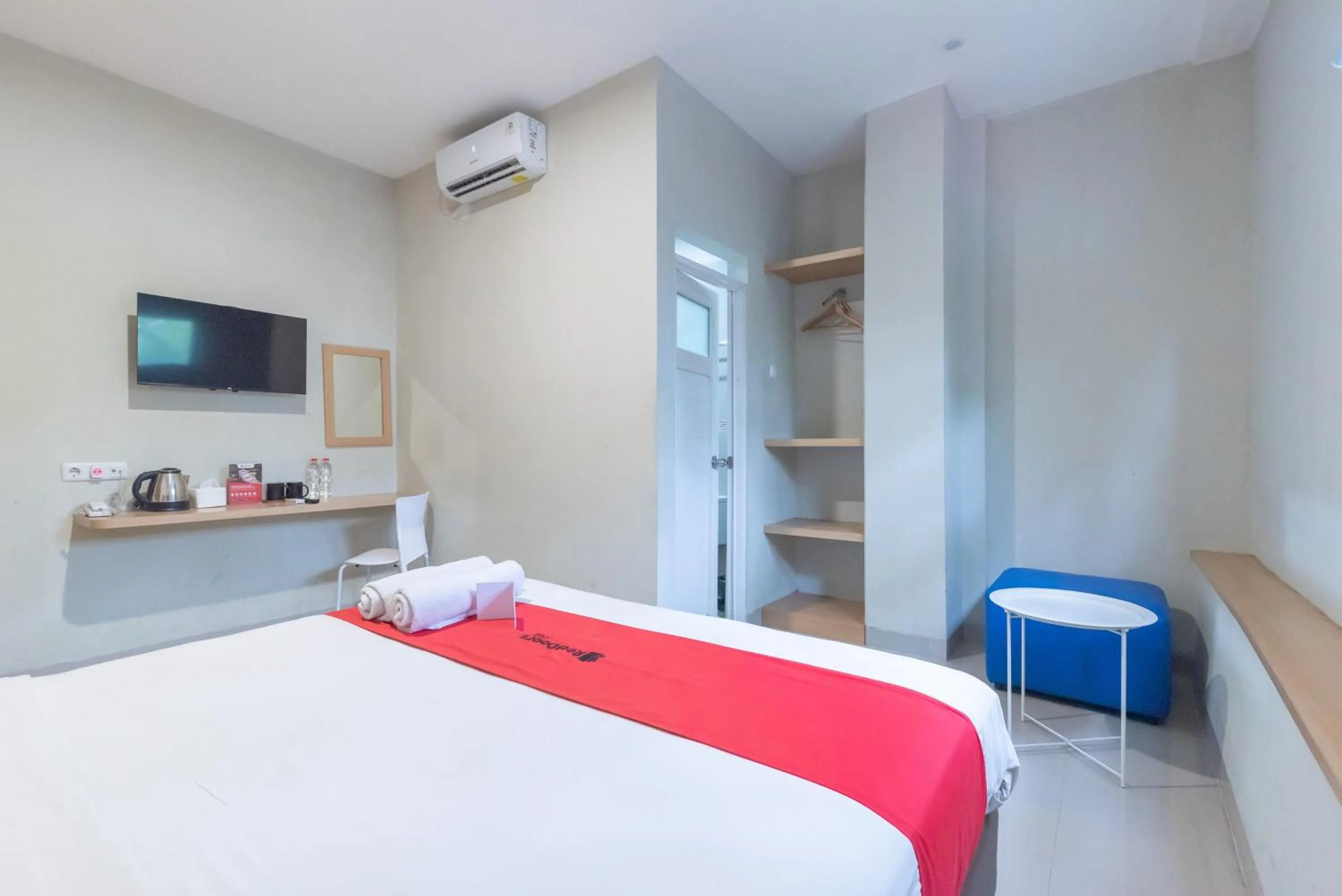 Bedroom, Bed in RedDoorz Plus @ Karapitan Street