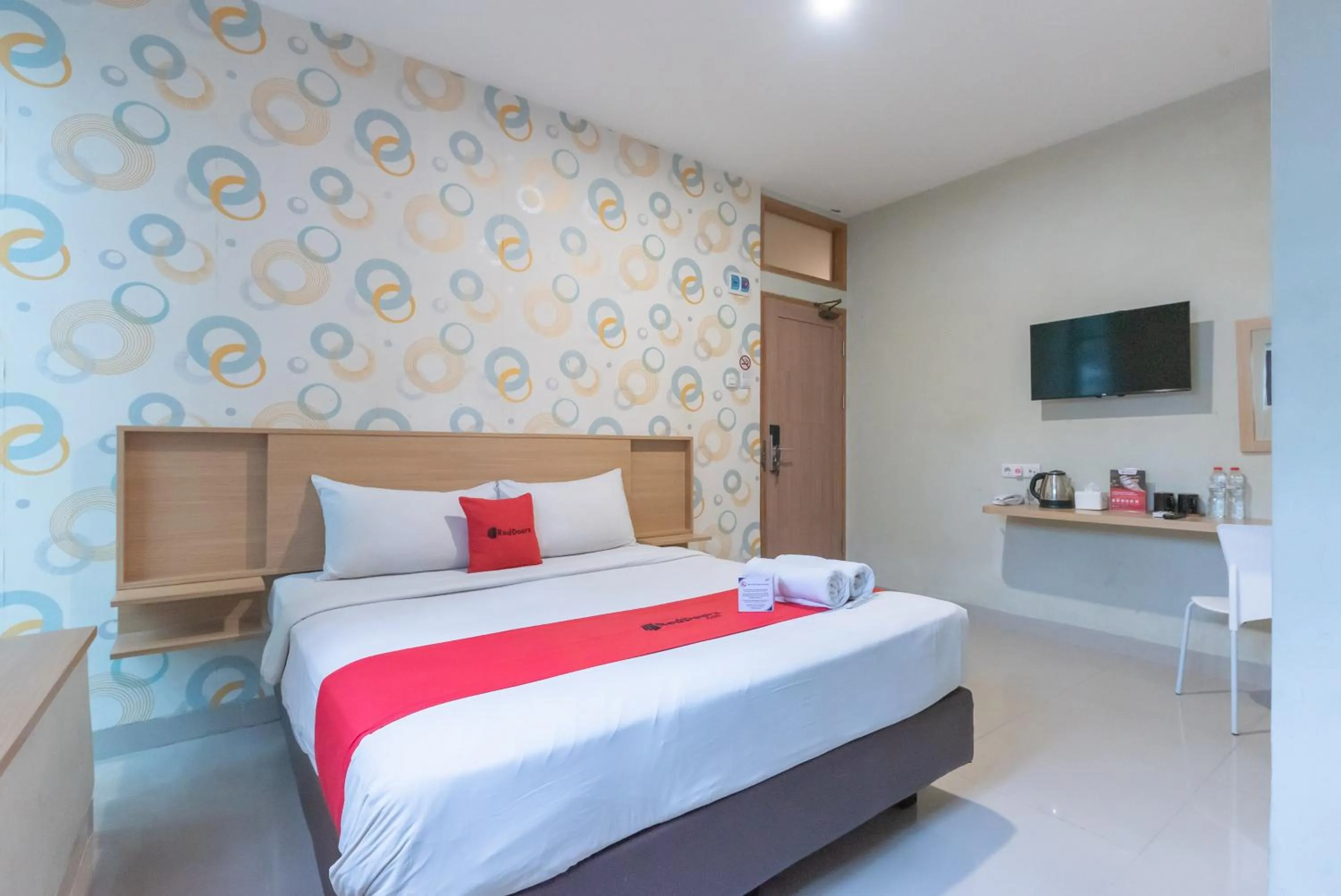 Bedroom, Bed in RedDoorz Plus @ Karapitan Street