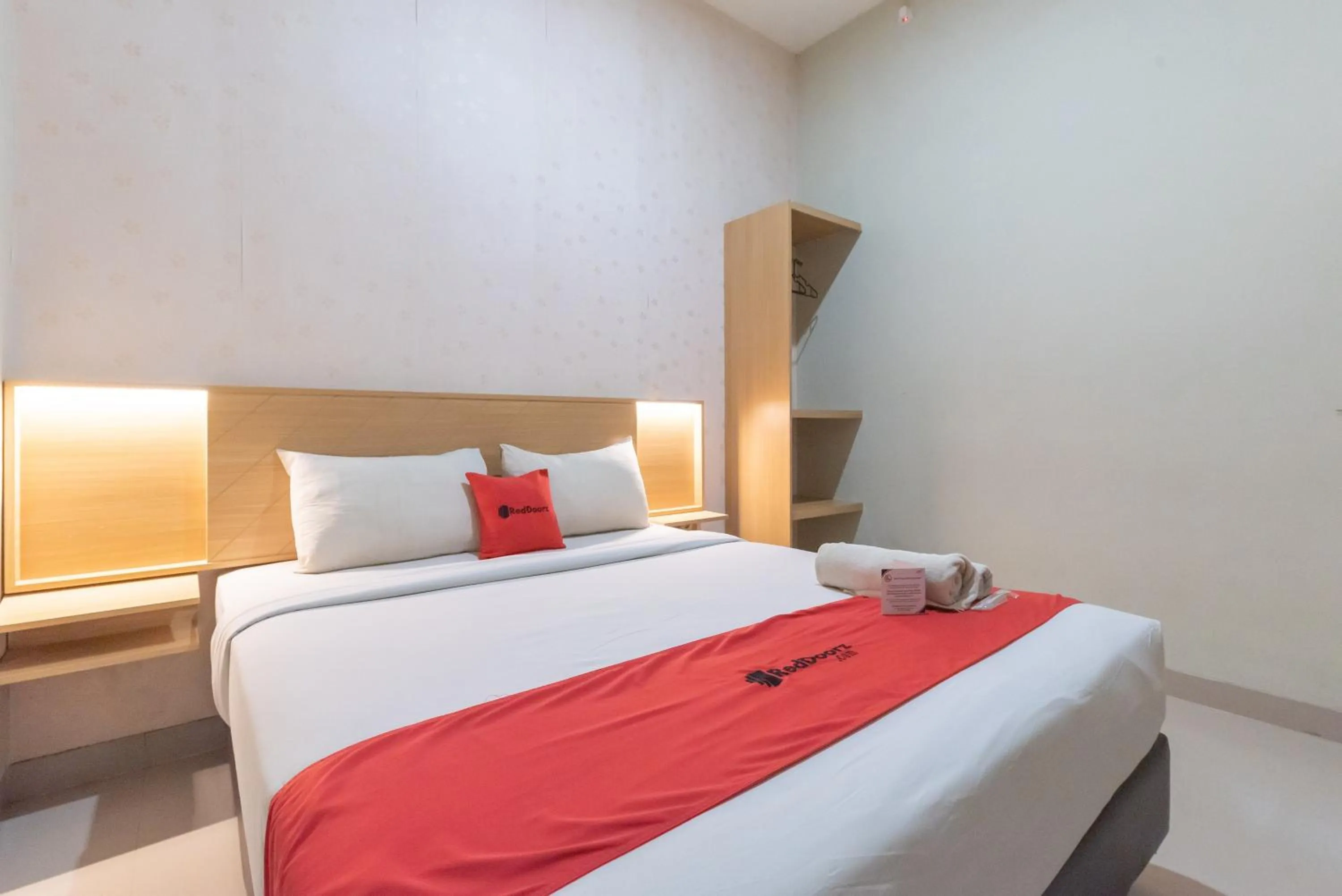 Bedroom, Bed in RedDoorz Plus @ Karapitan Street