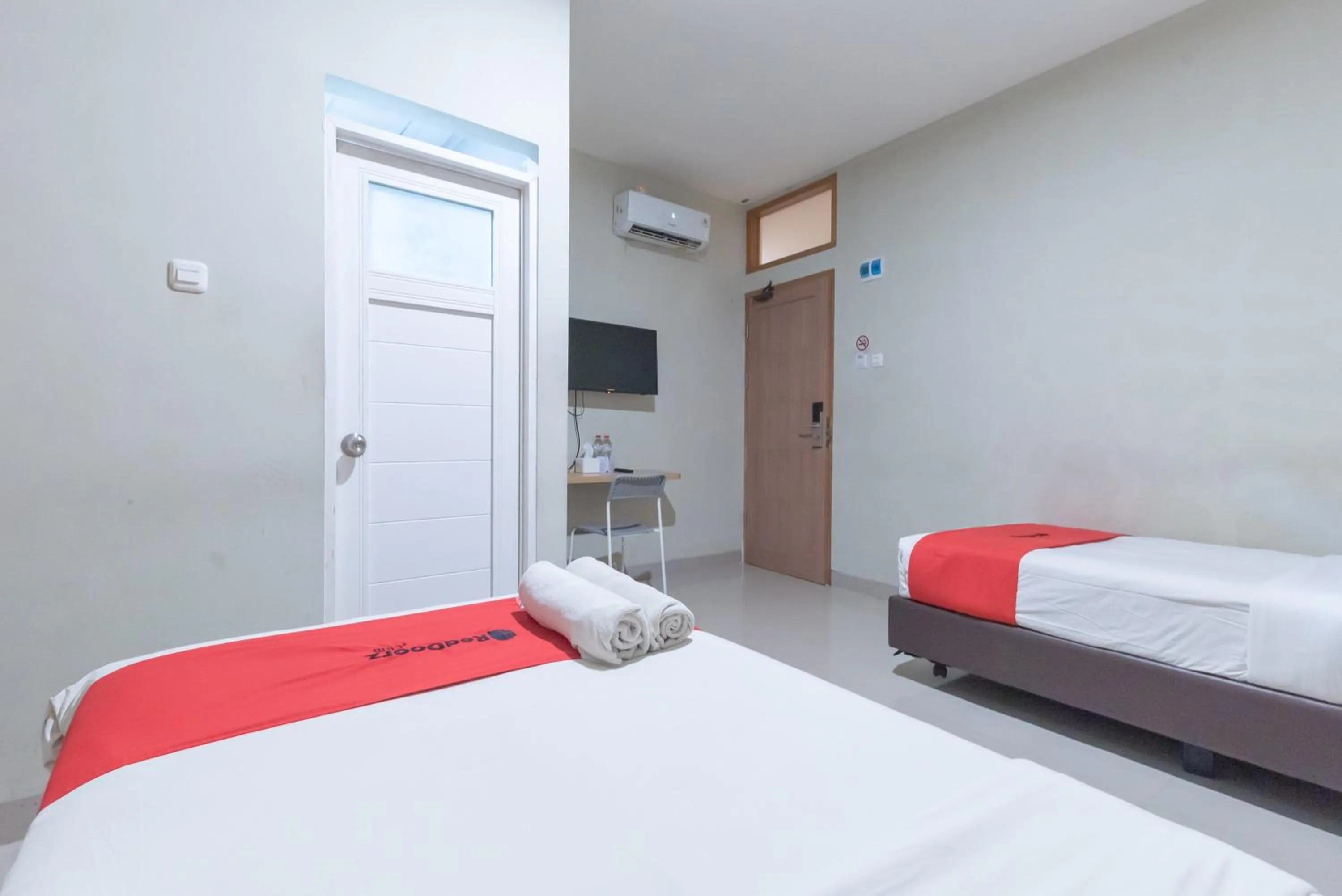 Bedroom, Bed in RedDoorz Plus @ Karapitan Street