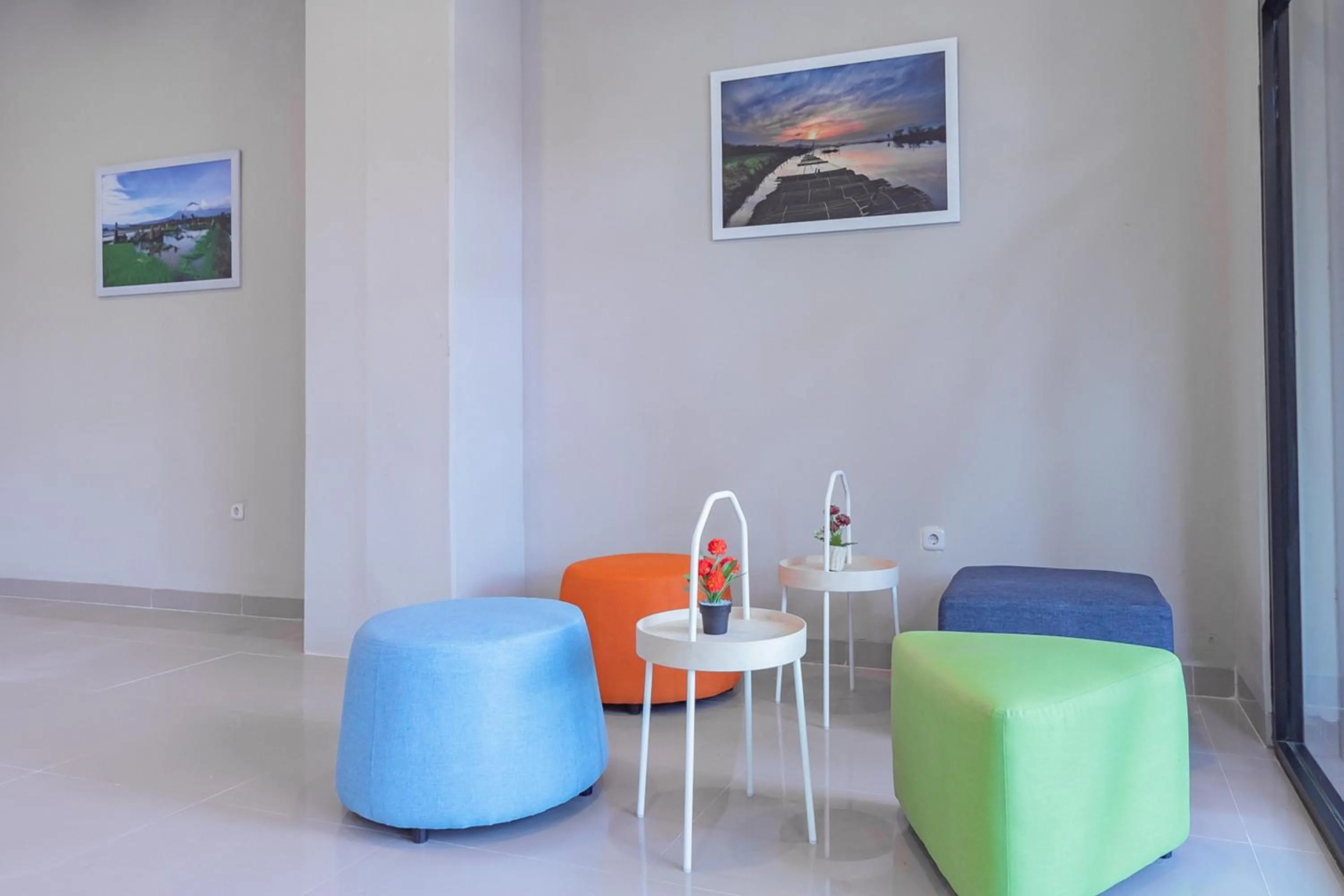 Seating area in RedDoorz Plus @ Karapitan Street