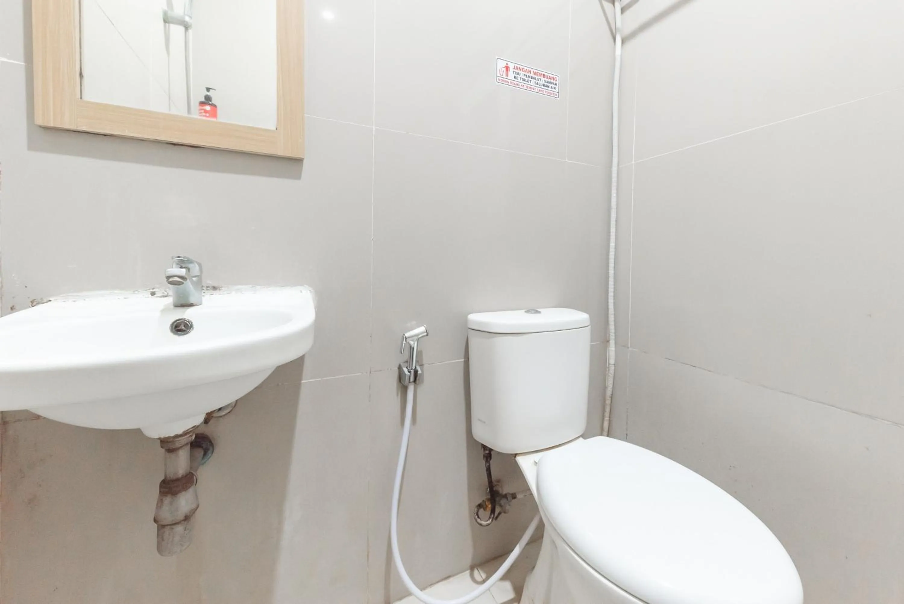 Bathroom in RedDoorz Plus @ Karapitan Street