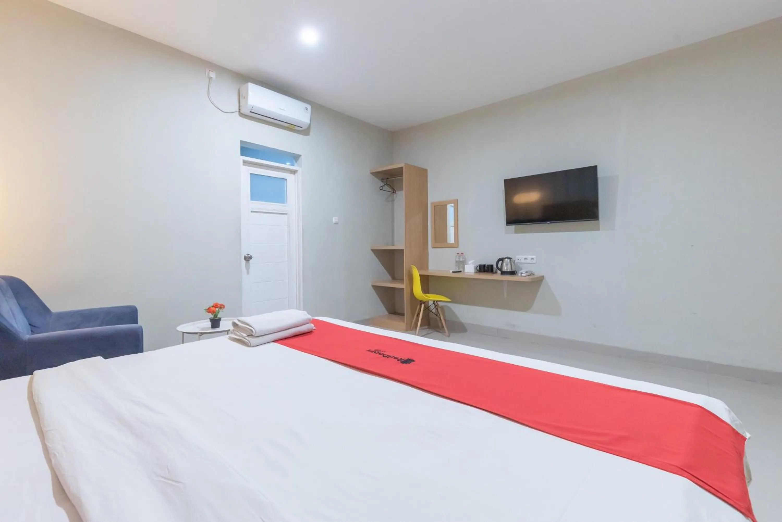 Bedroom, Bed in RedDoorz Plus @ Karapitan Street