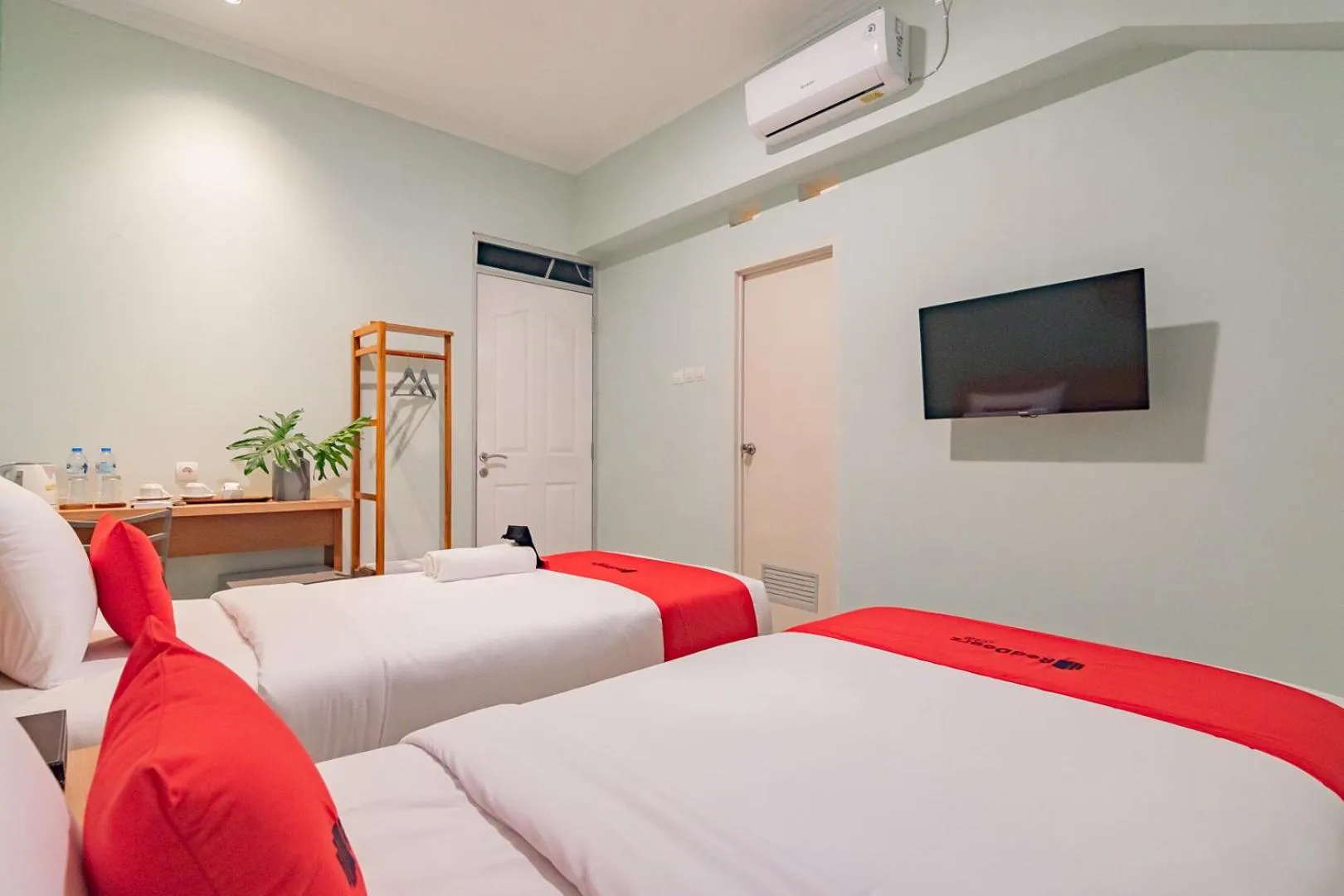 Bed in RedDoorz Plus @ Bagusrangin Street