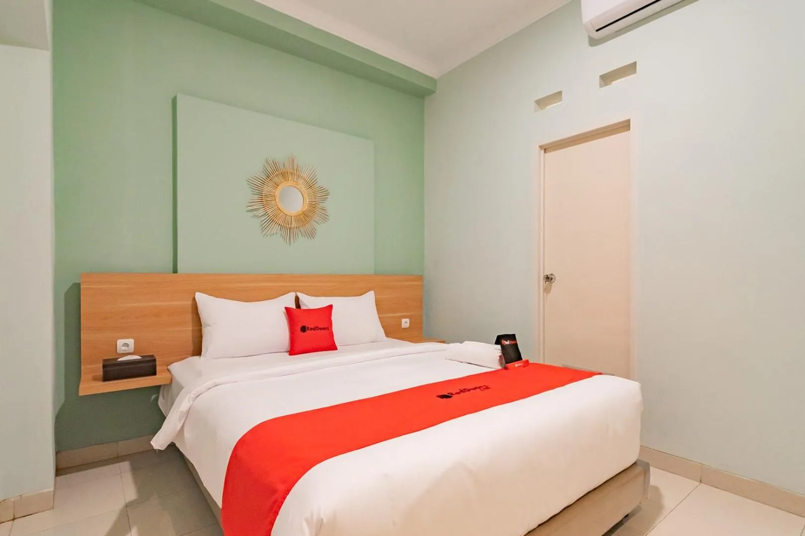 Bed in RedDoorz Plus @ Bagusrangin Street