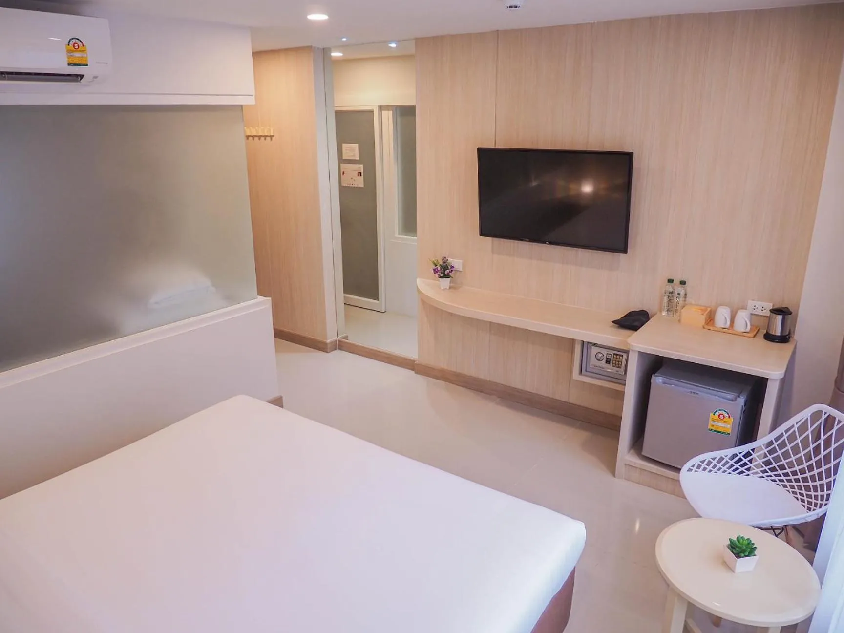 Photo of the whole room, Bed in Malee Hotel