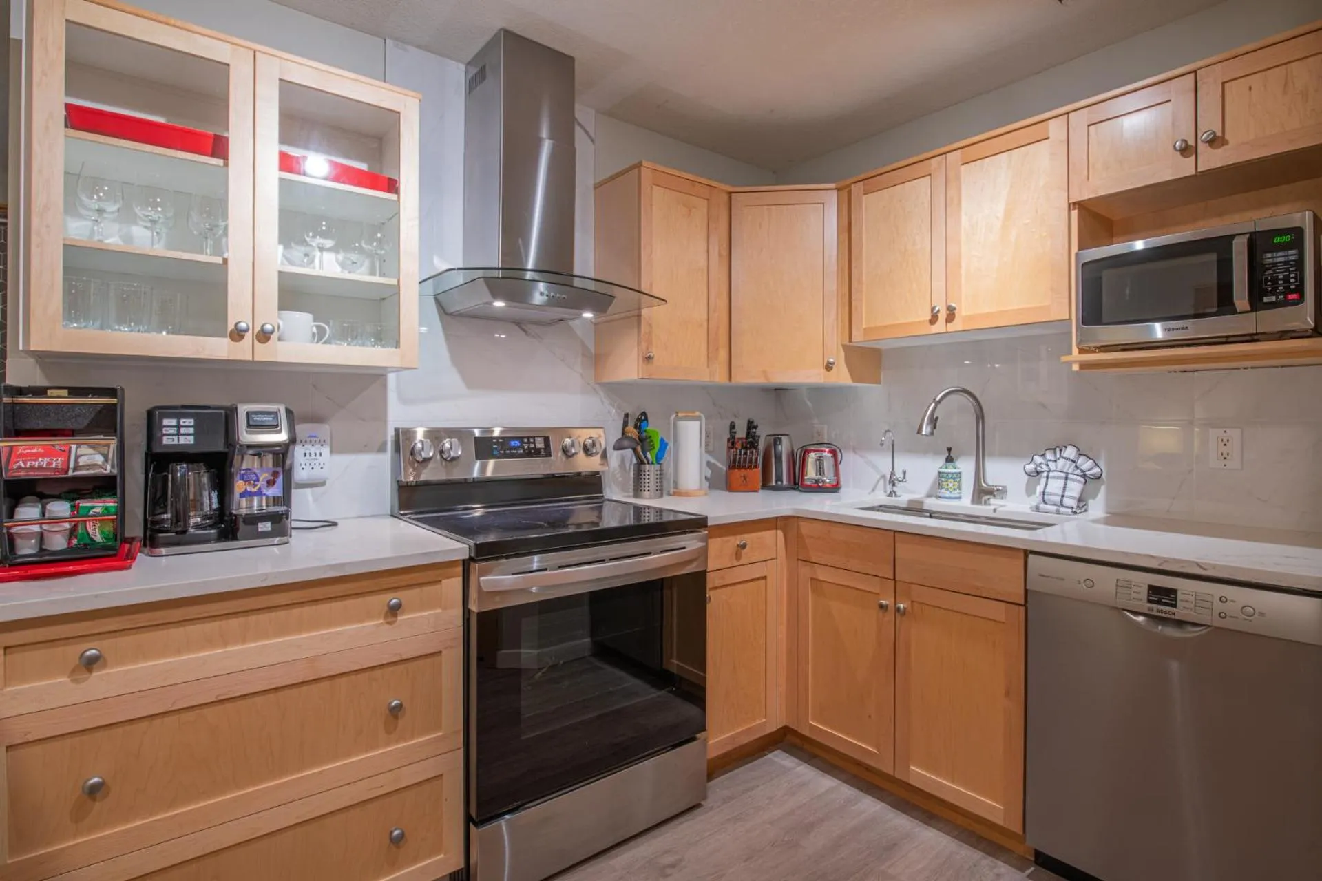 Top Floor Condo - 2BR & AC with Mountain Views