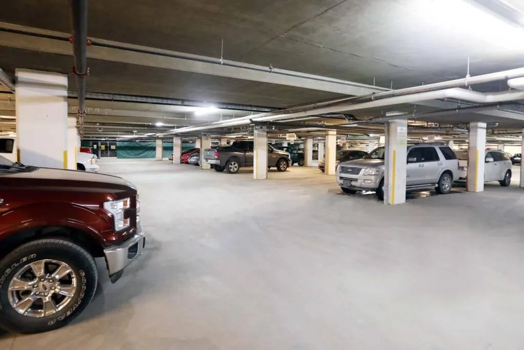 Top Floor Condo - 2BR & AC with Mountain Views