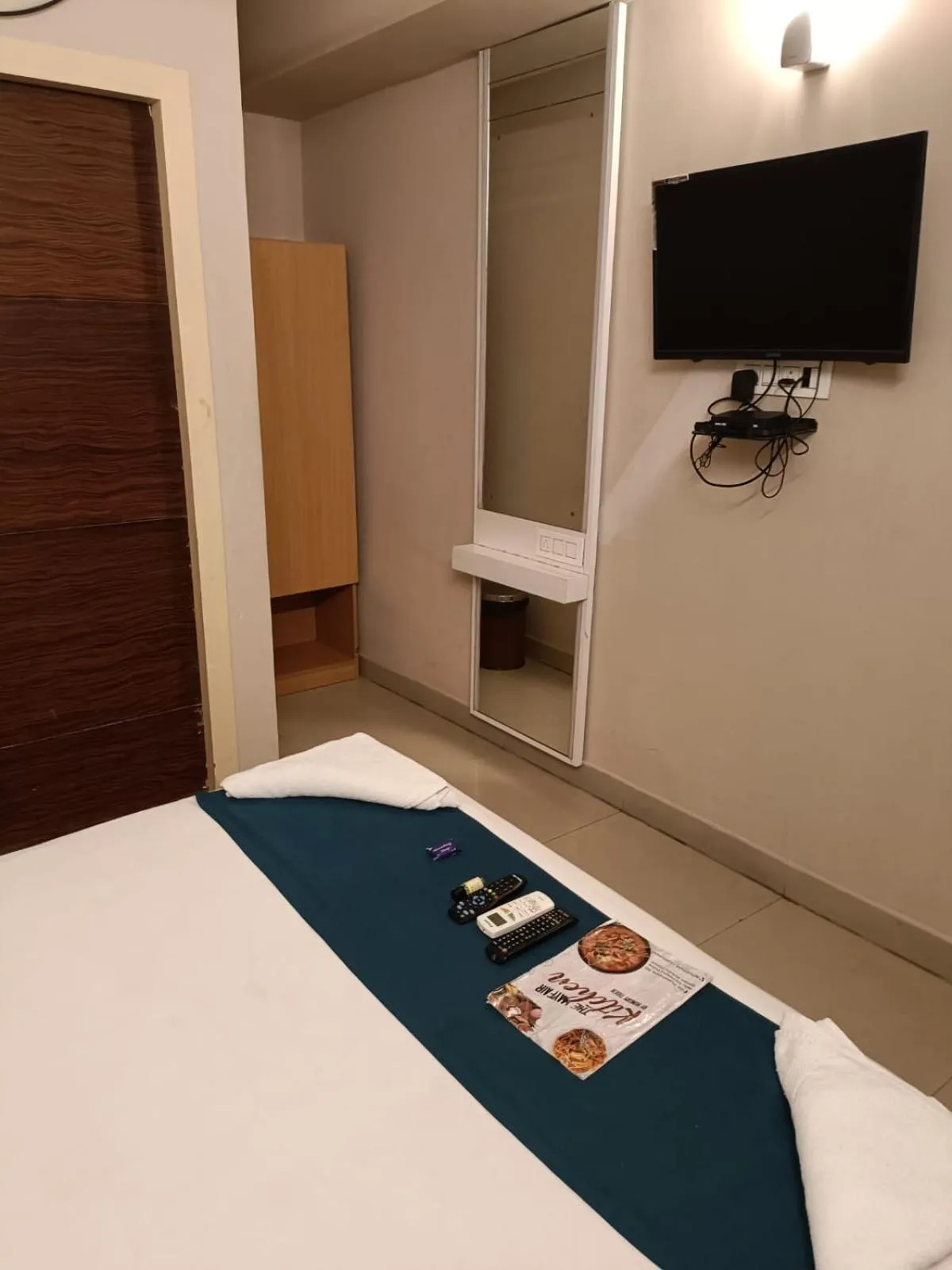 wardrobe, Bed in Hotel Mayfair Tower