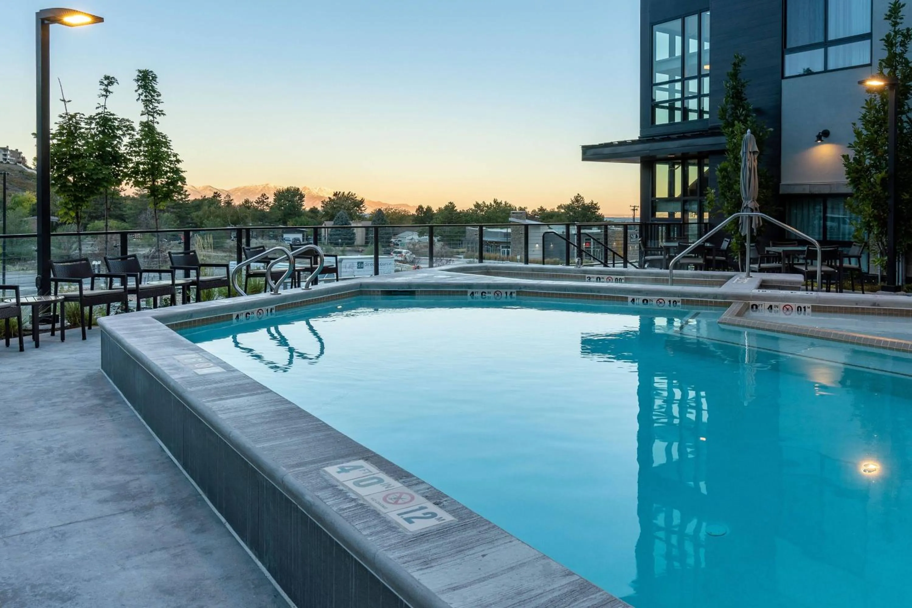 Swimming pool in Courtyard by Marriott Salt Lake City Cottonwood