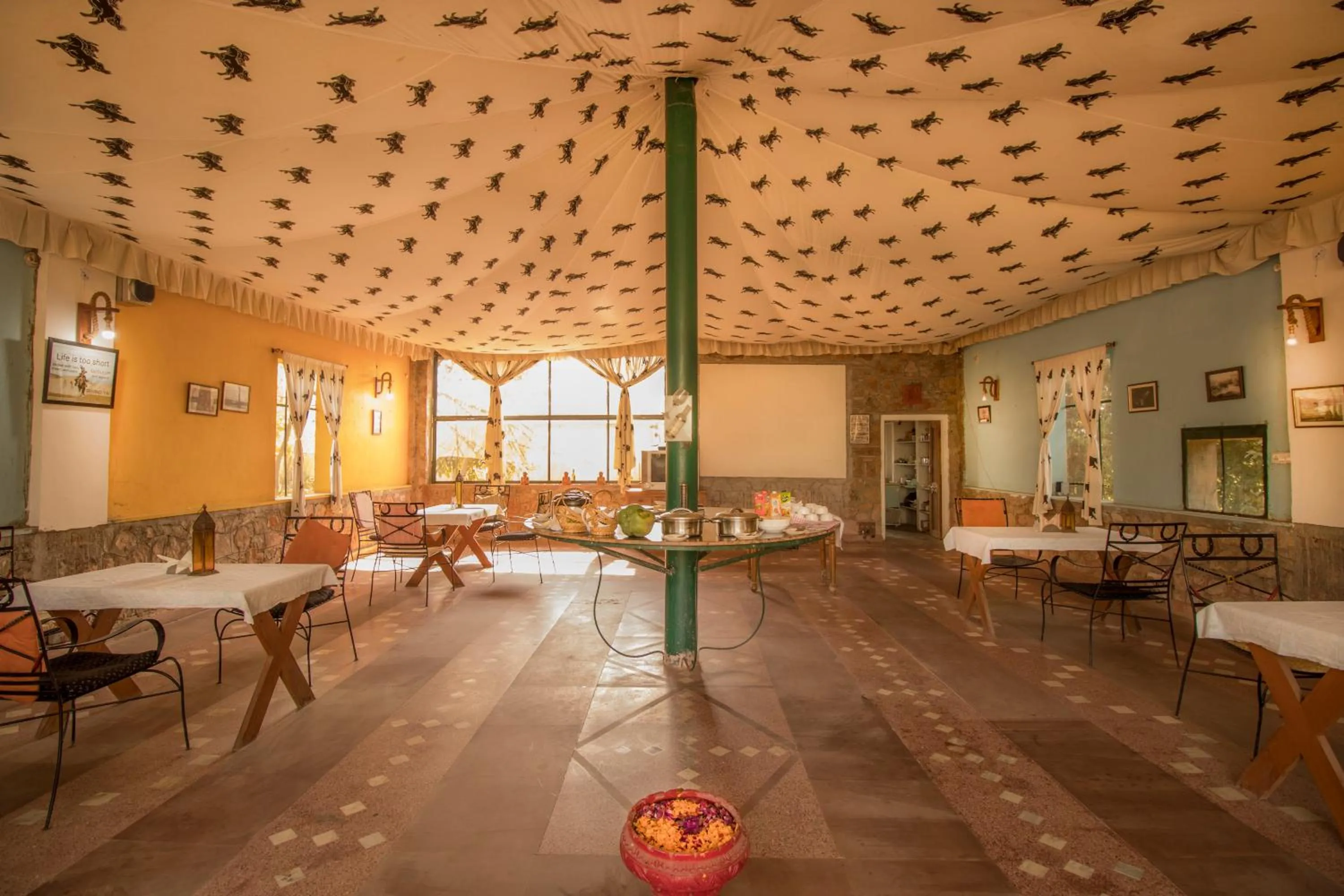 Restaurant/places to eat in Maa Ashapura Resort