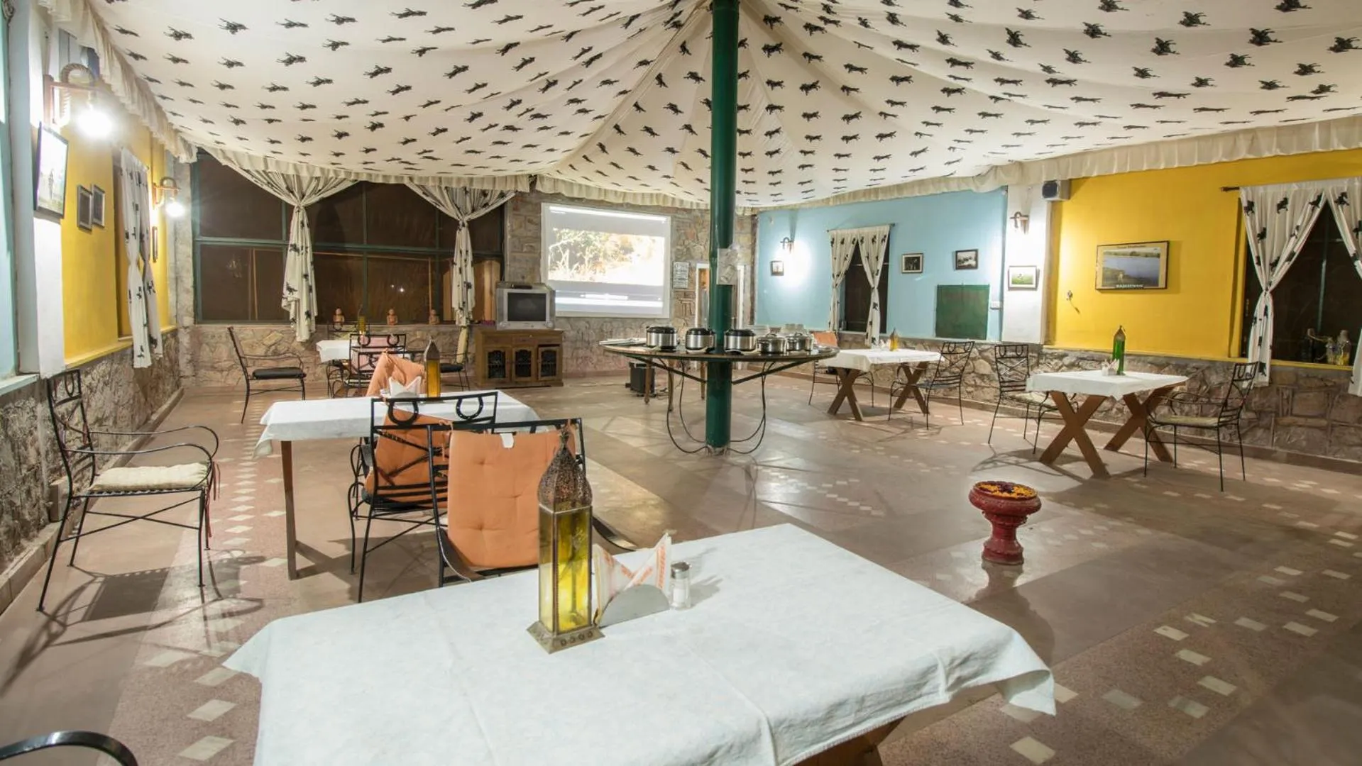 Restaurant/places to eat in Maa Ashapura Resort