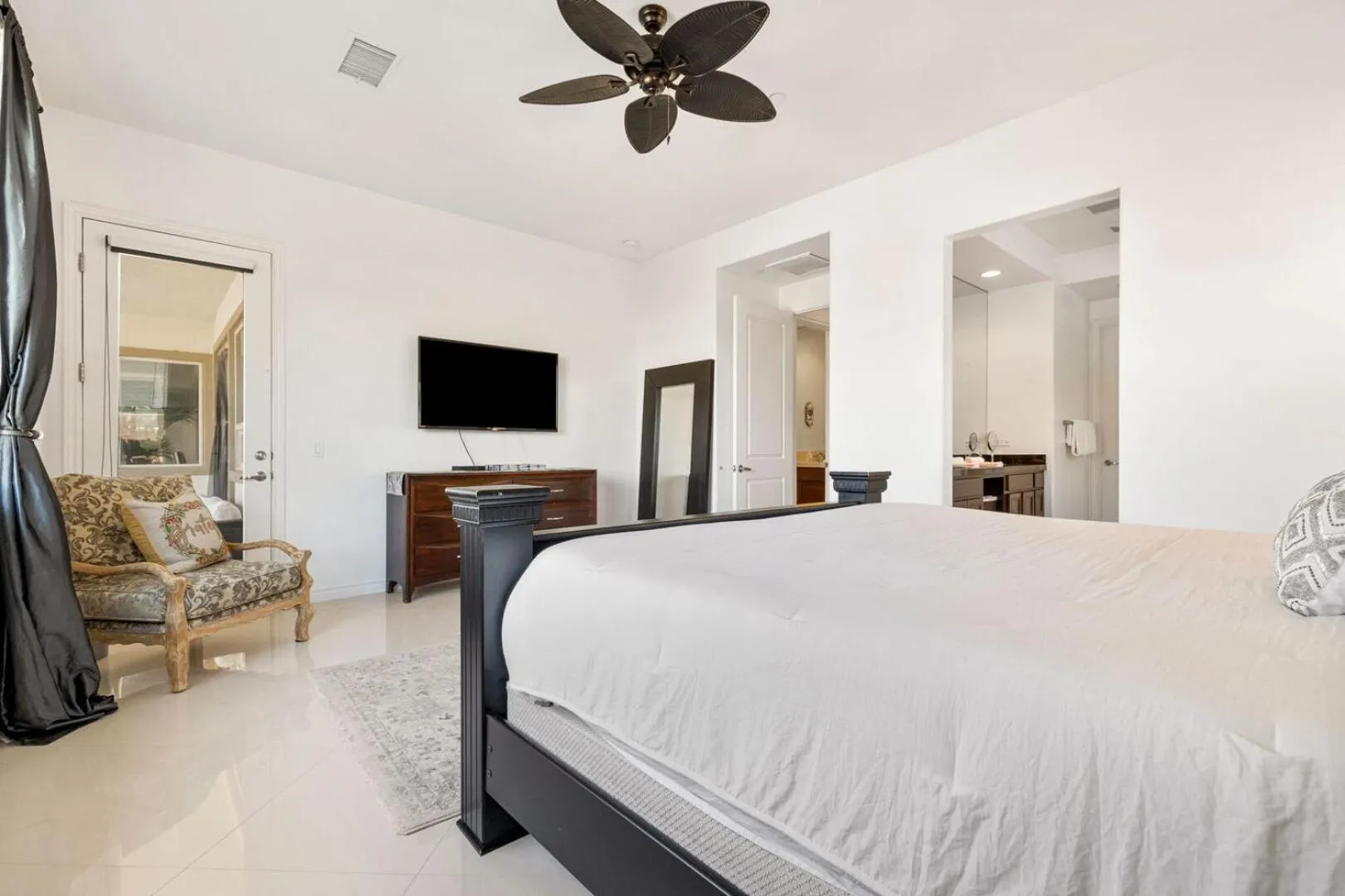 Bed in Villa Nagashima Beautiful Luxury Villa