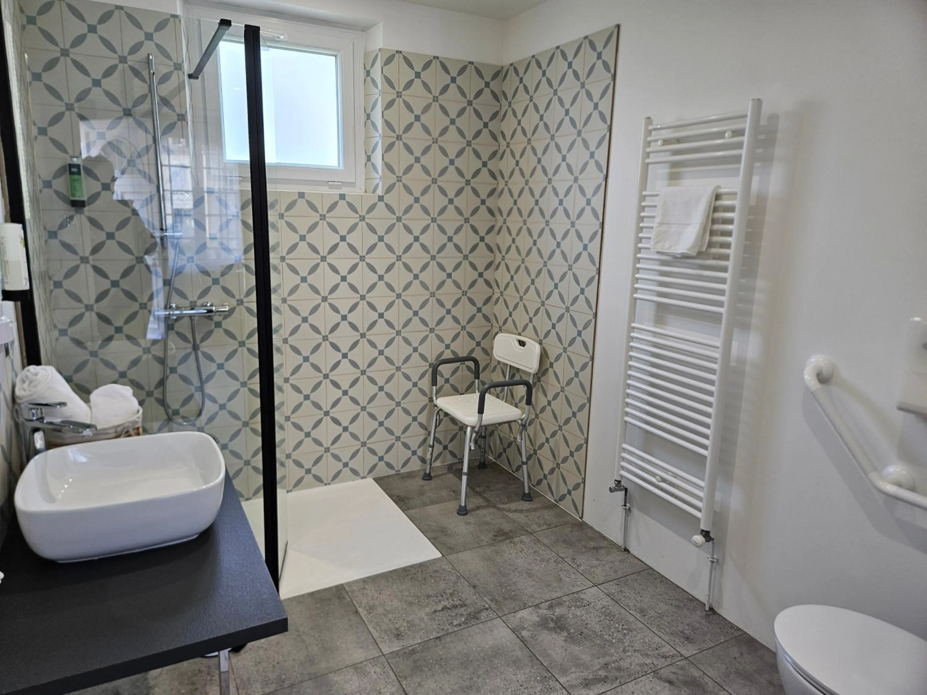 Shower in Logis Loire Hotel - Les Cocottes Restaurant