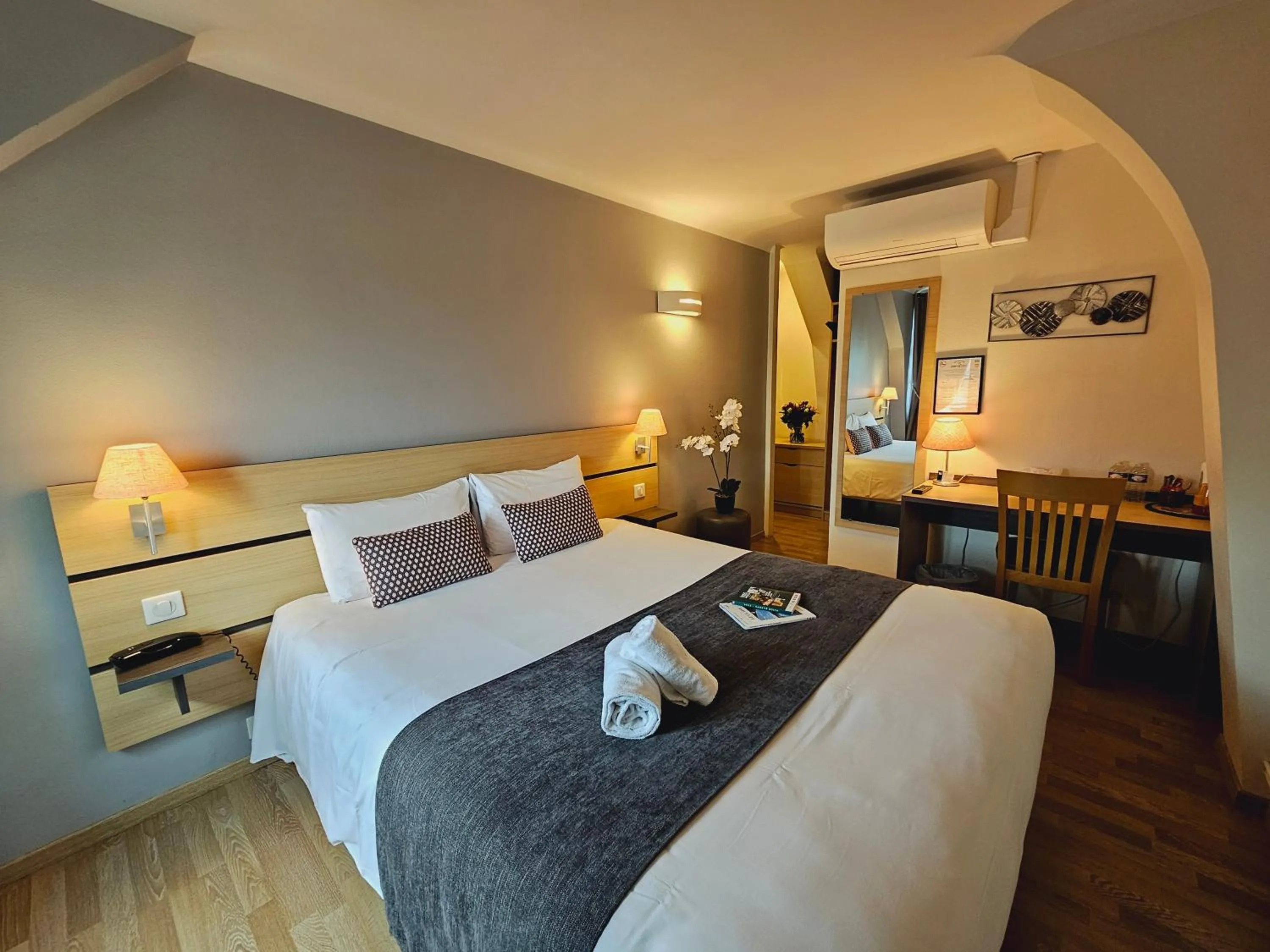 Bed in Logis Loire Hotel - Les Cocottes Restaurant