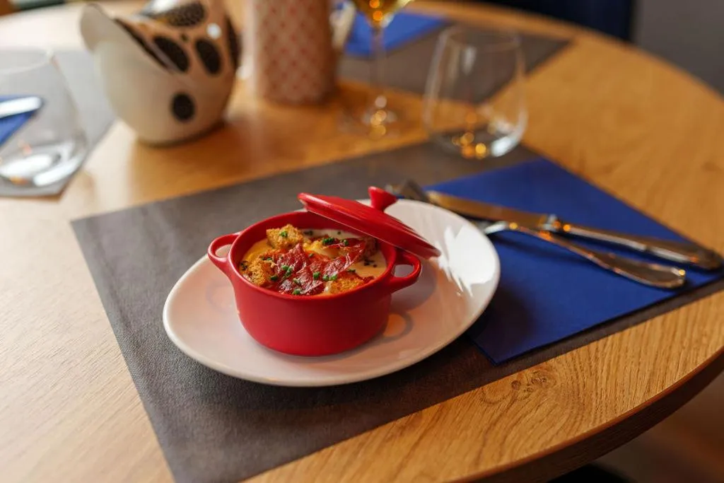 Restaurant/places to eat in Logis Loire Hotel - Les Cocottes Restaurant