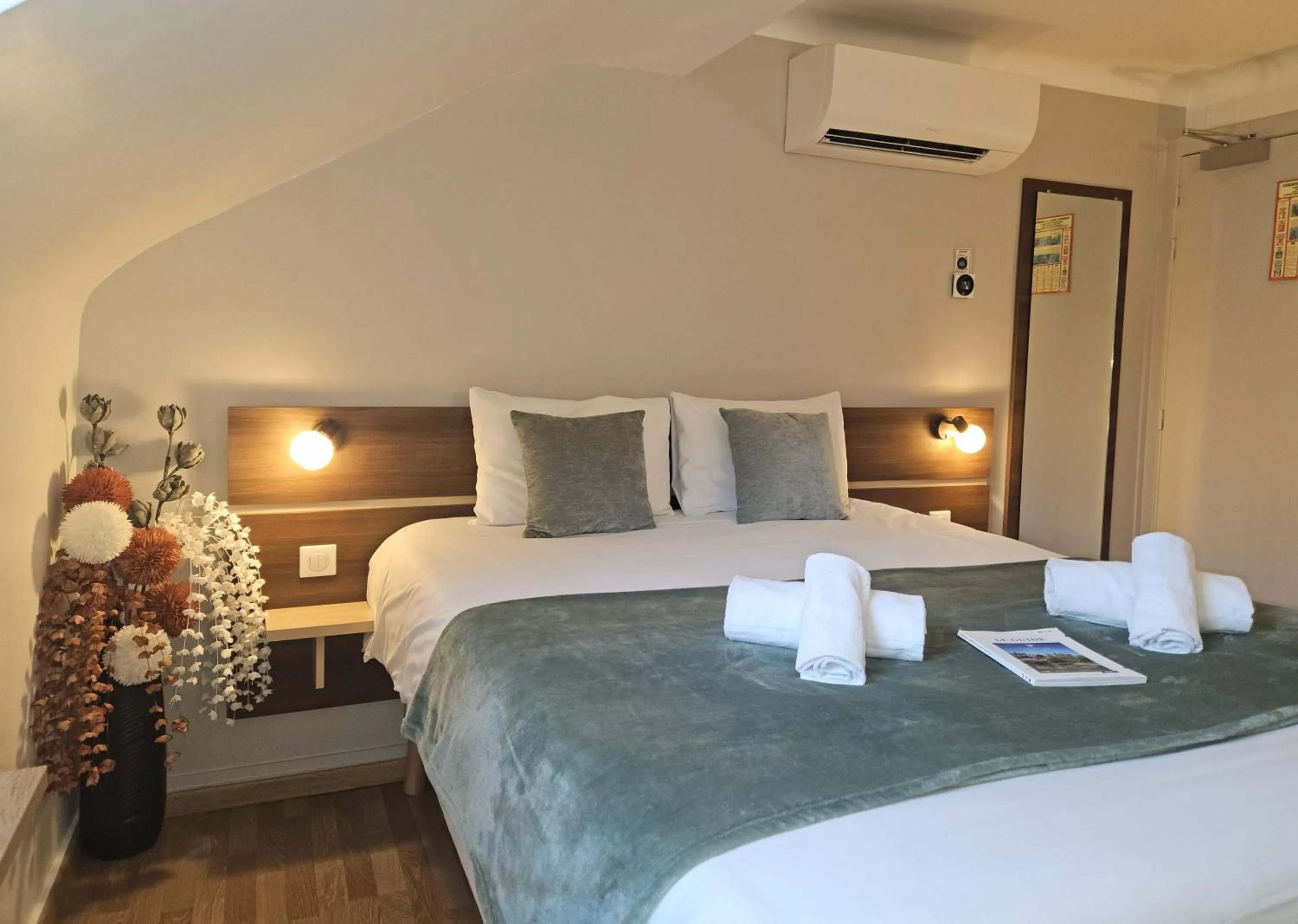 Bedroom, Bed in Logis Loire Hotel - Les Cocottes Restaurant