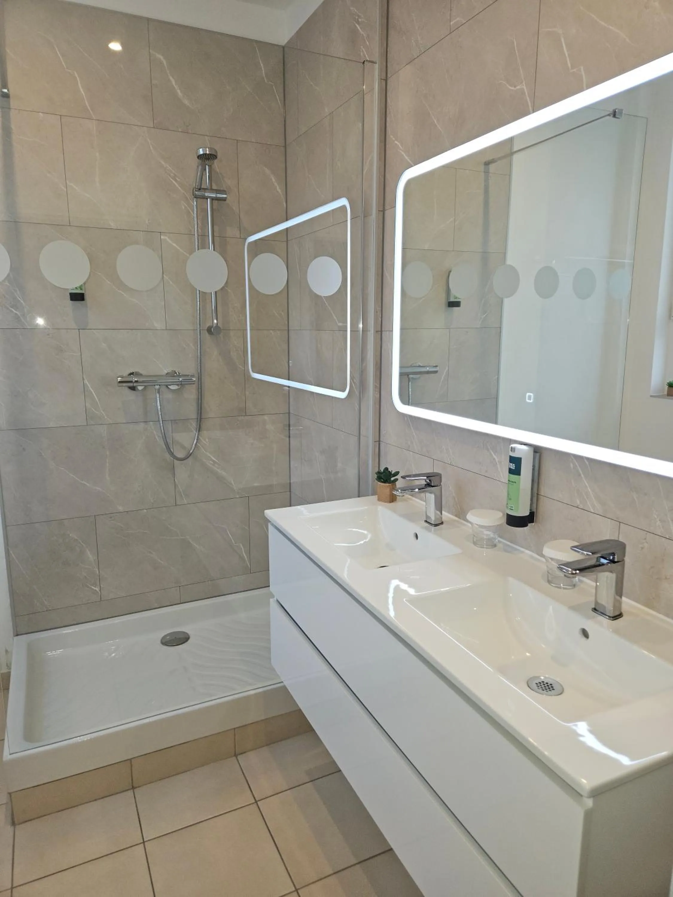 Bathroom in Logis Loire Hotel - Les Cocottes Restaurant