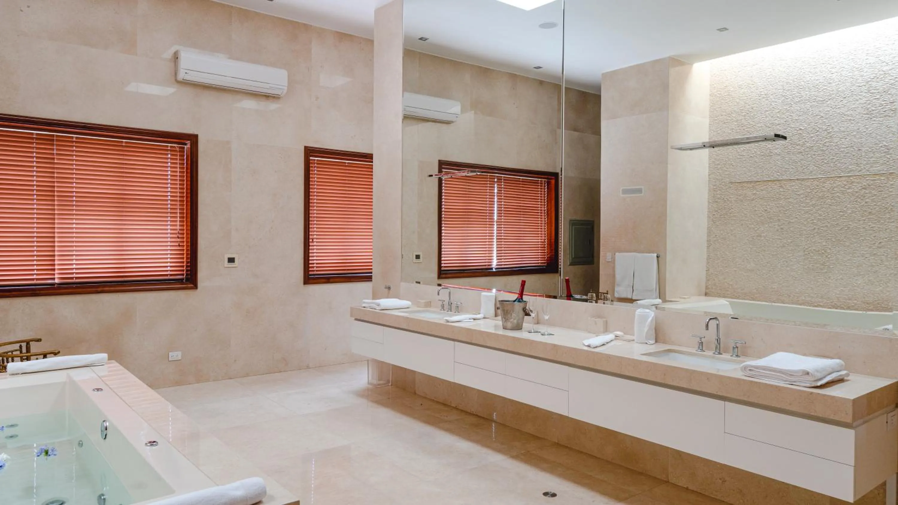 Hot Tub in Hotel & Hacienda La Caravedo