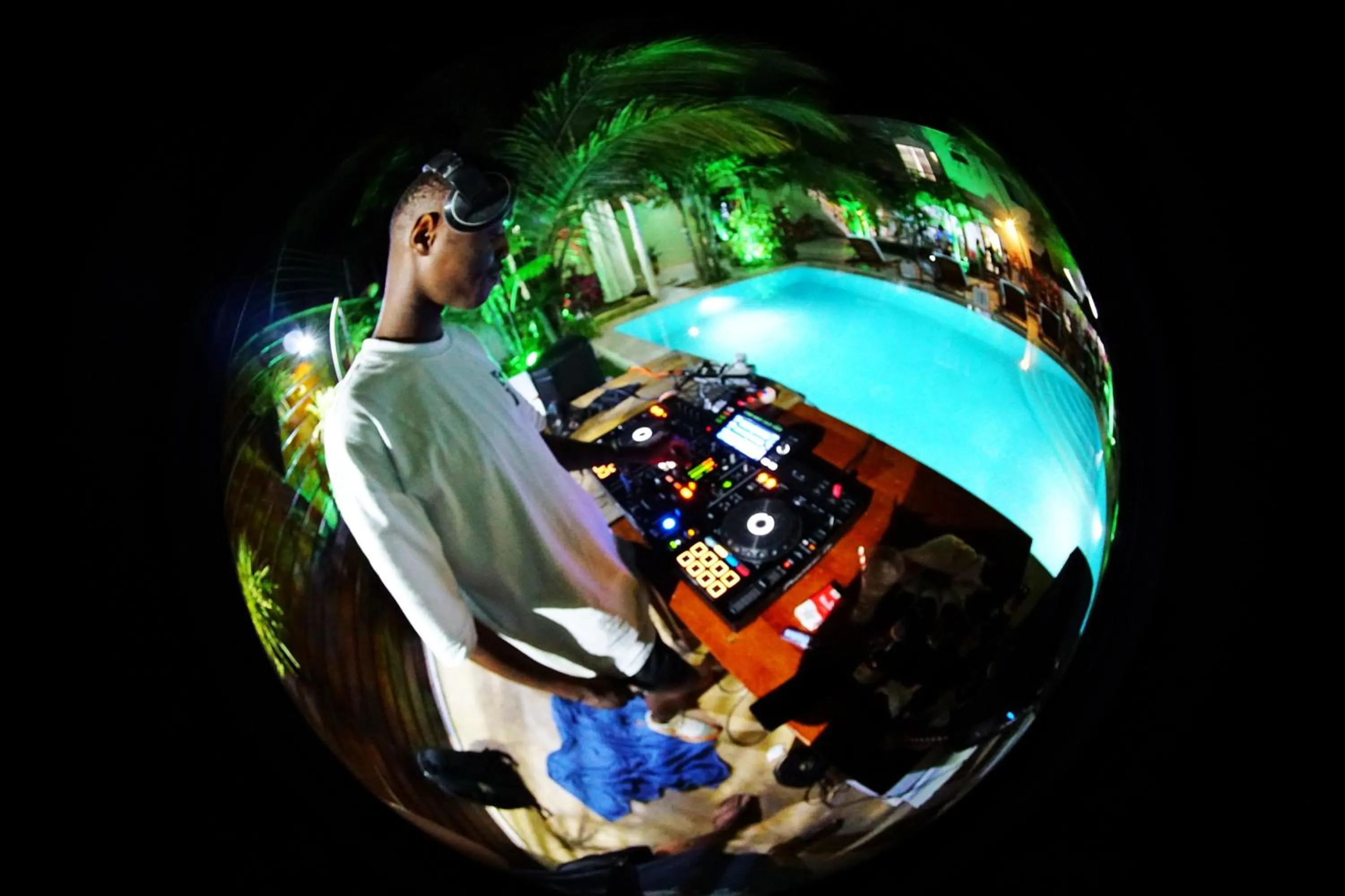 Night in Reyna Resort By Cezere The Palm