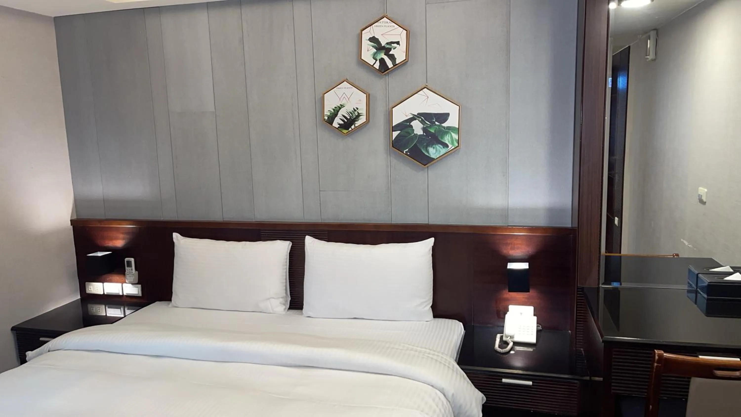 Photo of the whole room, Bed in Sun Sweet Hotel