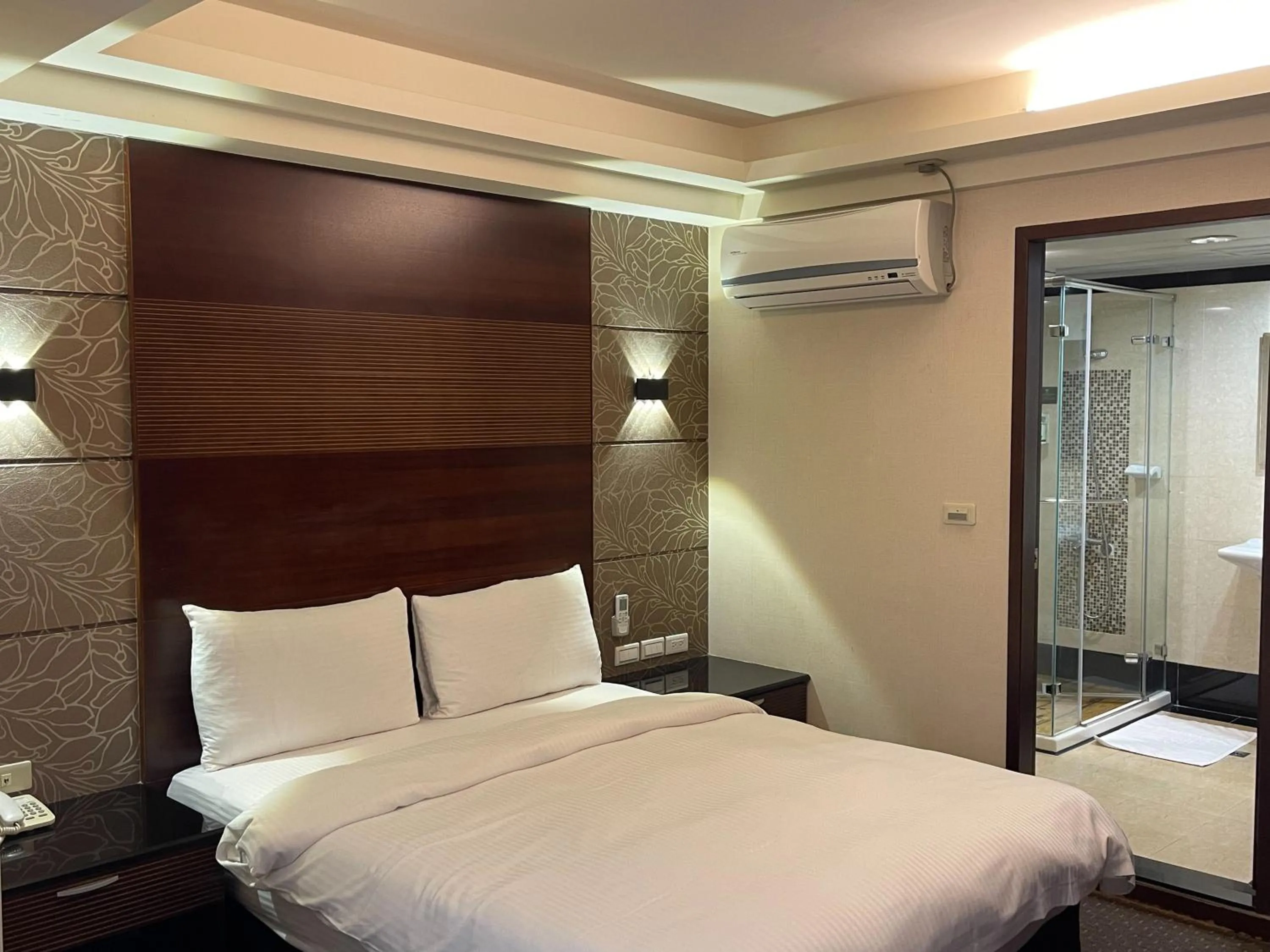 Photo of the whole room, Bed in Sun Sweet Hotel