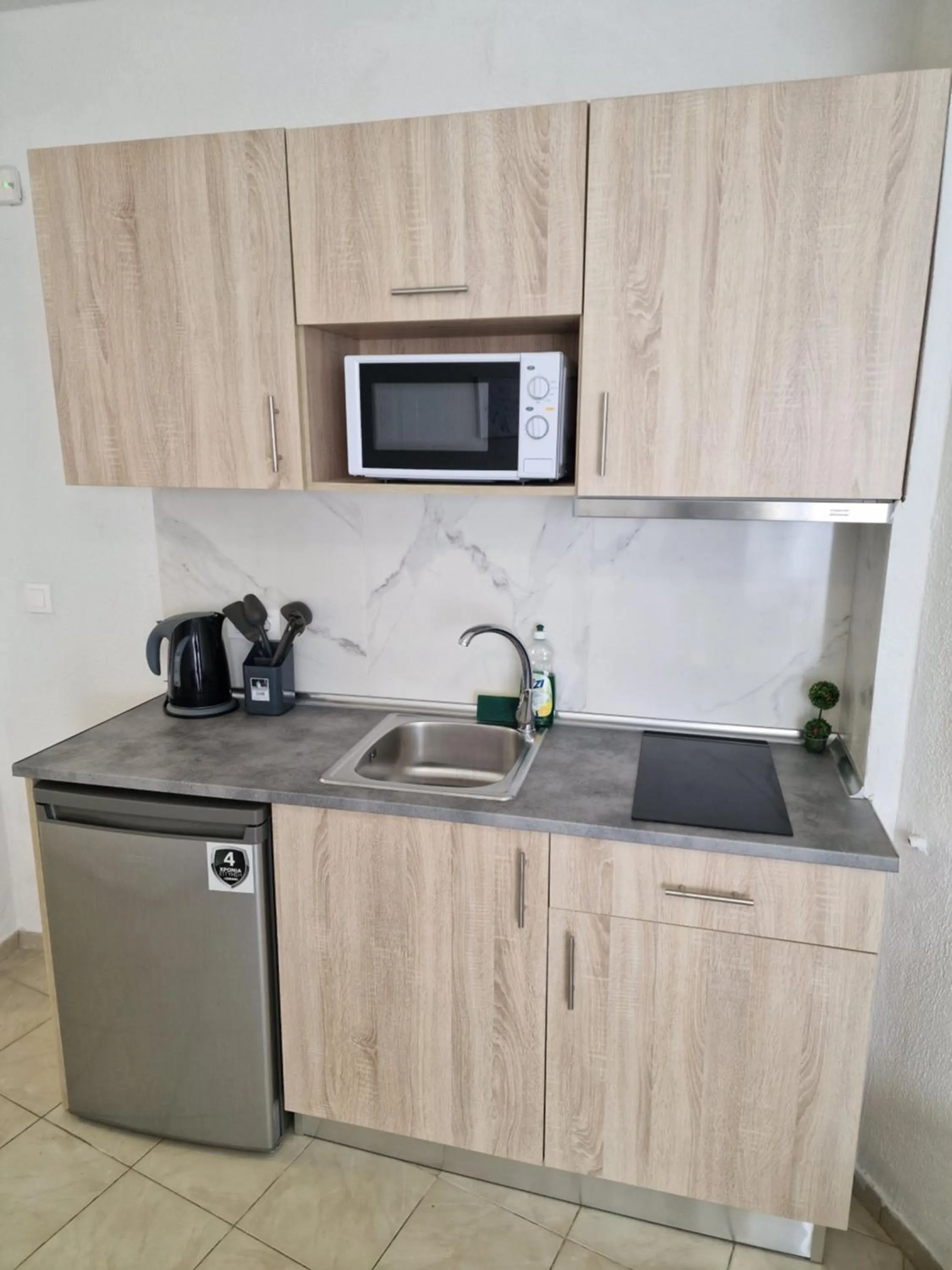 Restaurant/places to eat in BLUE EYES APARTMENTS