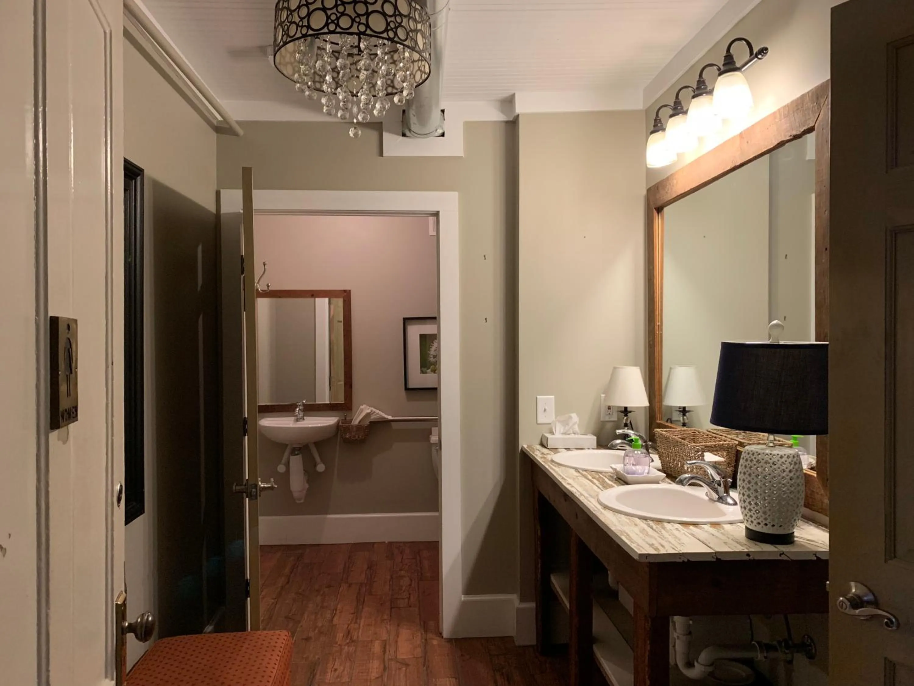 Bathroom, Bed in Woodbridge Inn & Tavern