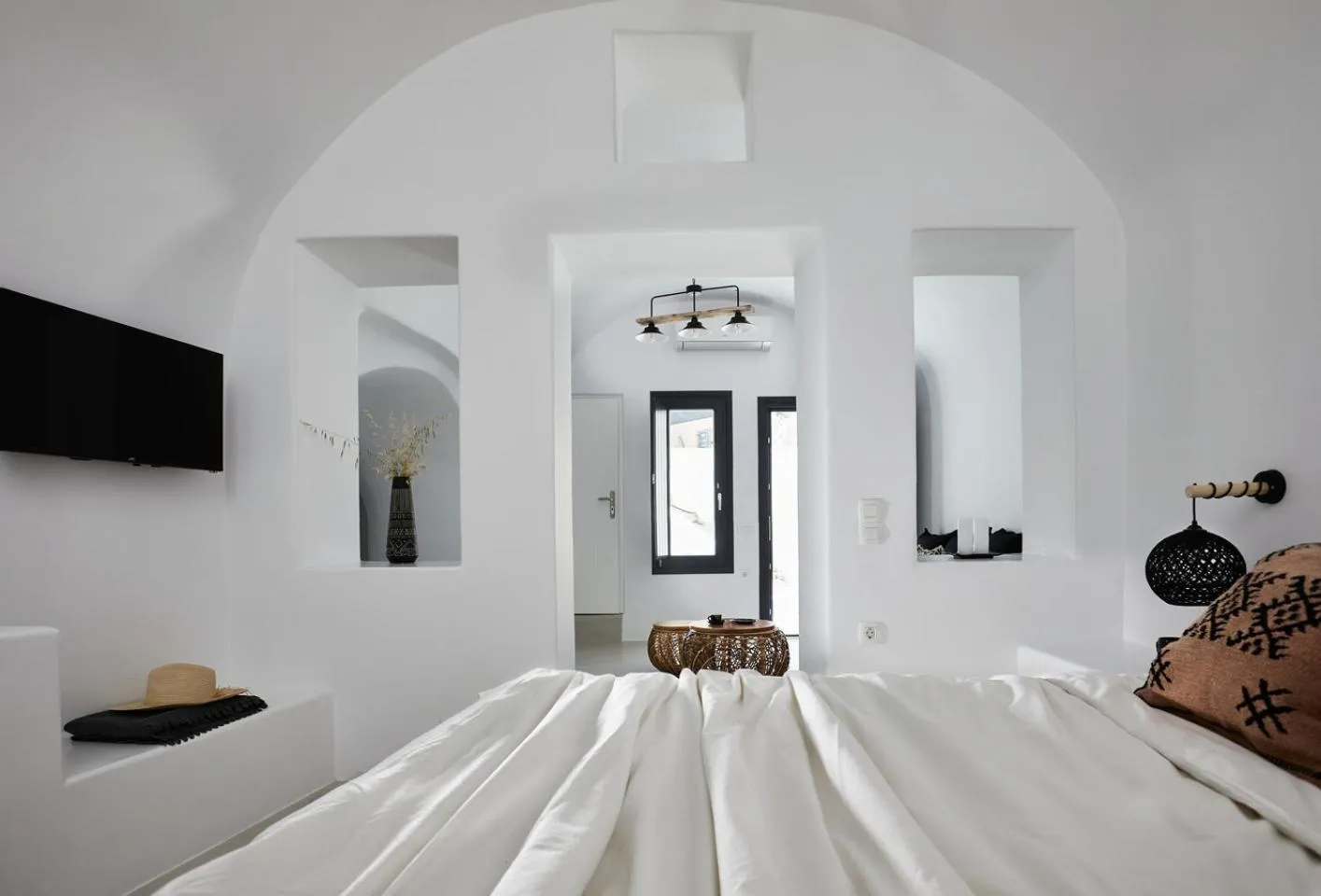 Photo of the whole room, Bed in Blue Art Caves