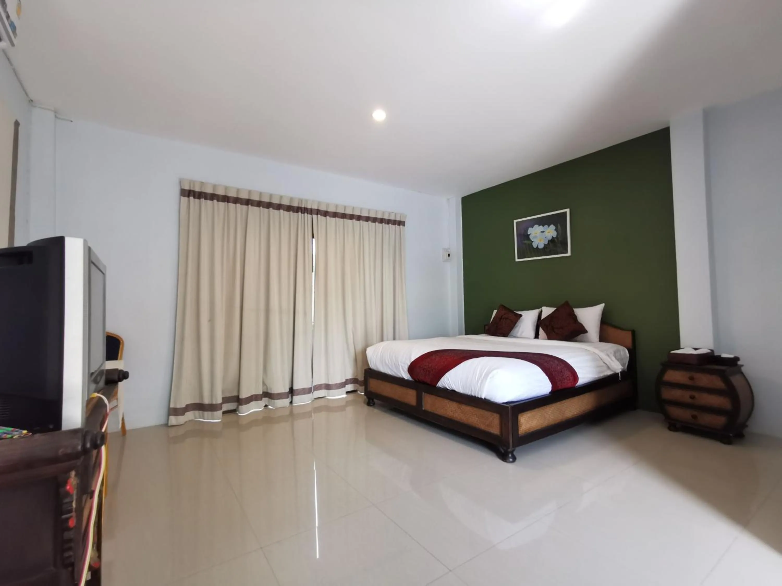 Photo of the whole room, Bed in Long Lake Resort