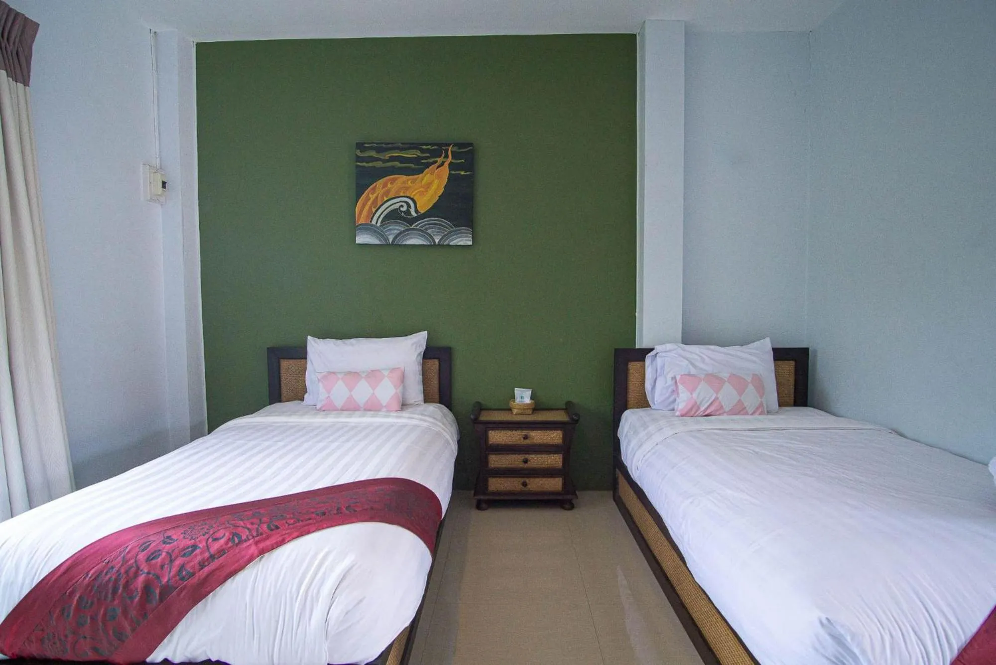 Photo of the whole room, Bed in Long Lake Resort