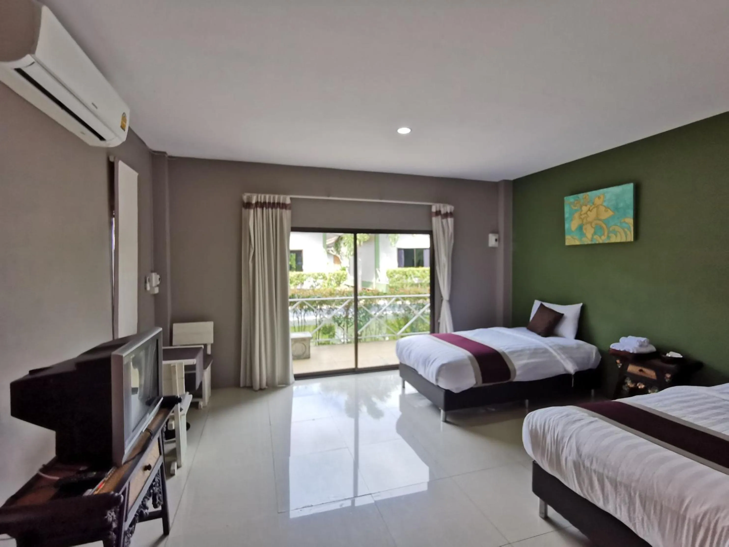 Photo of the whole room, Bed in Long Lake Resort