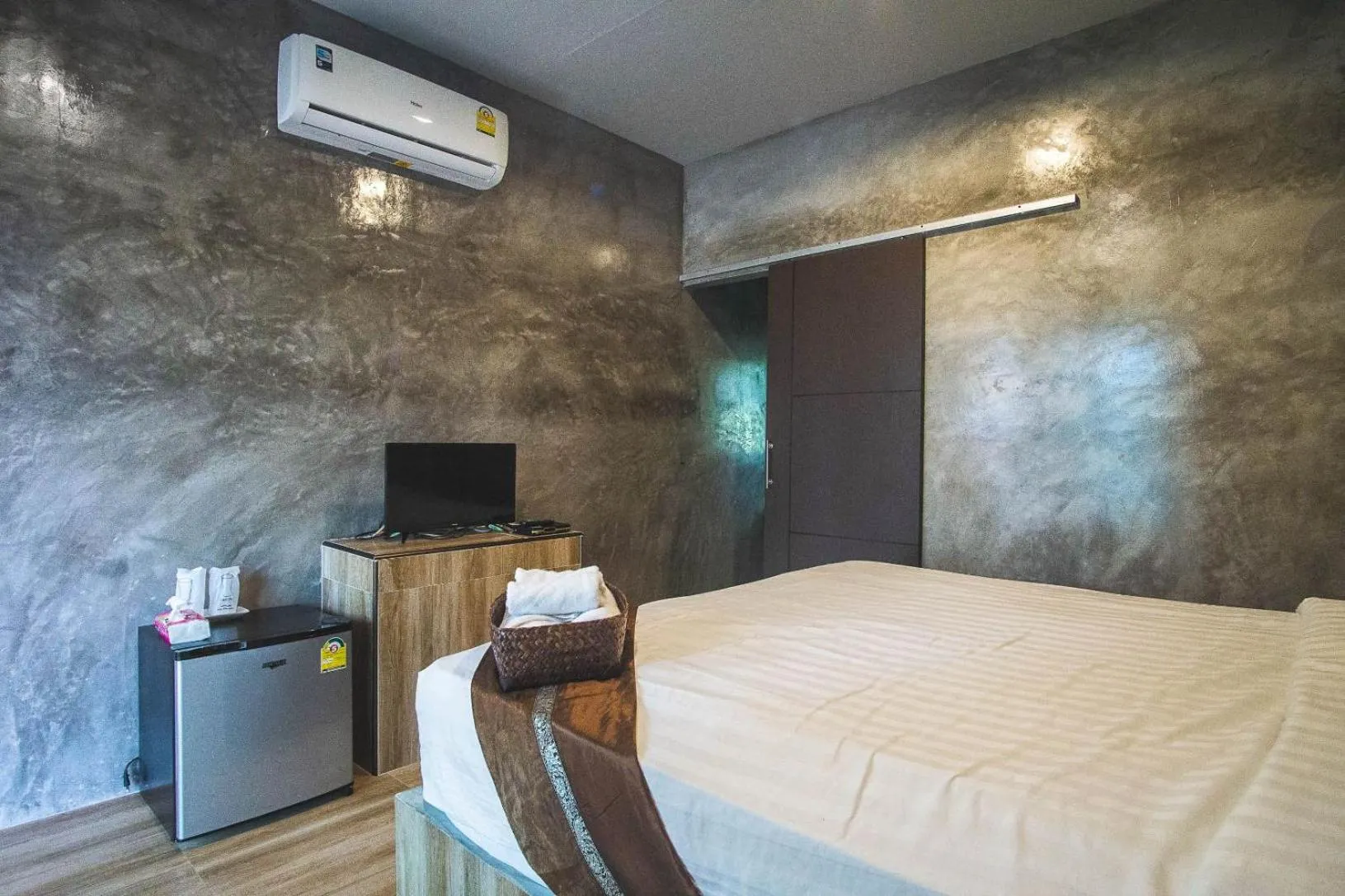 Photo of the whole room, Bed in Long Lake Resort