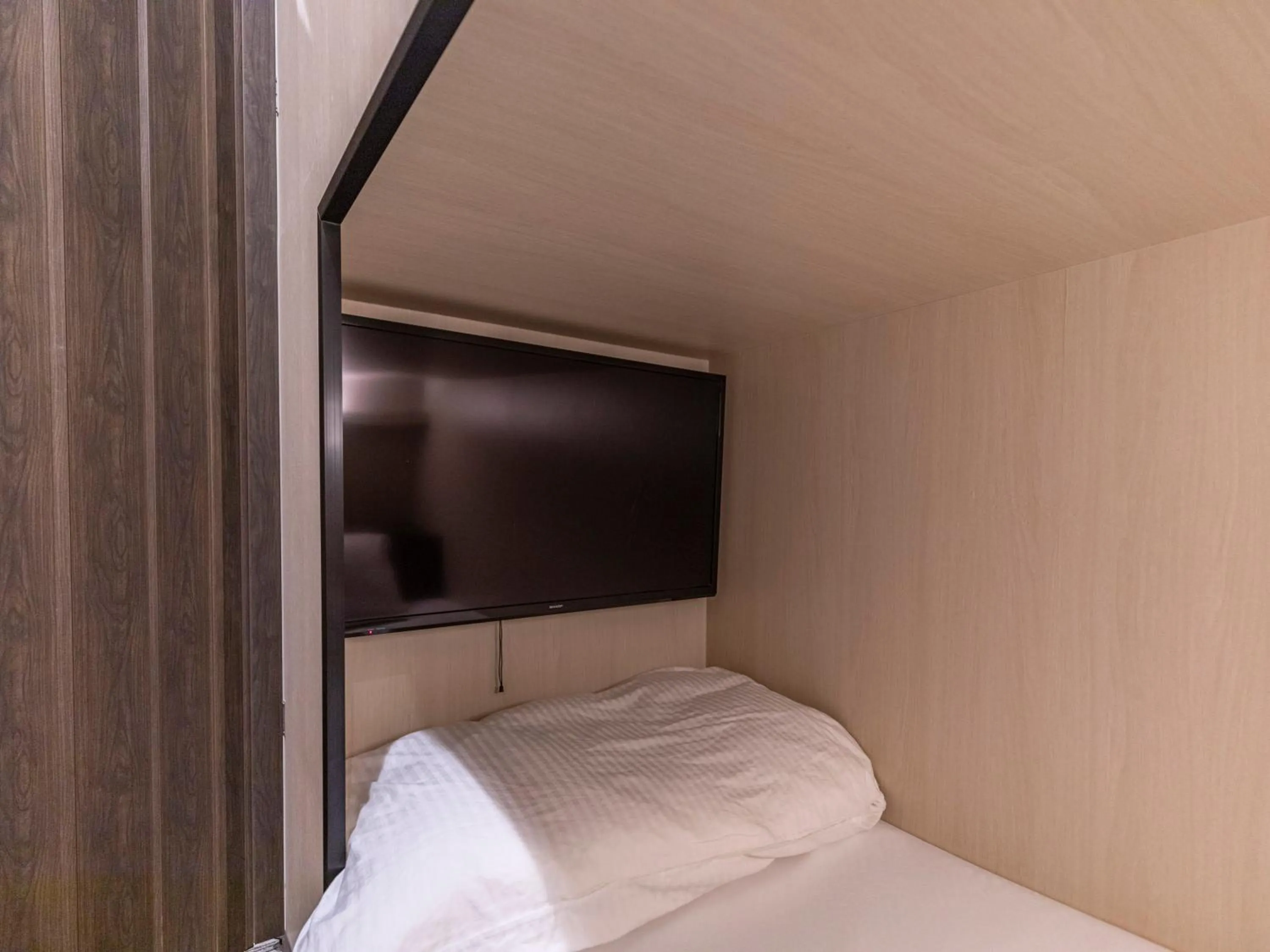 Property building, Bed in Trust Hotel