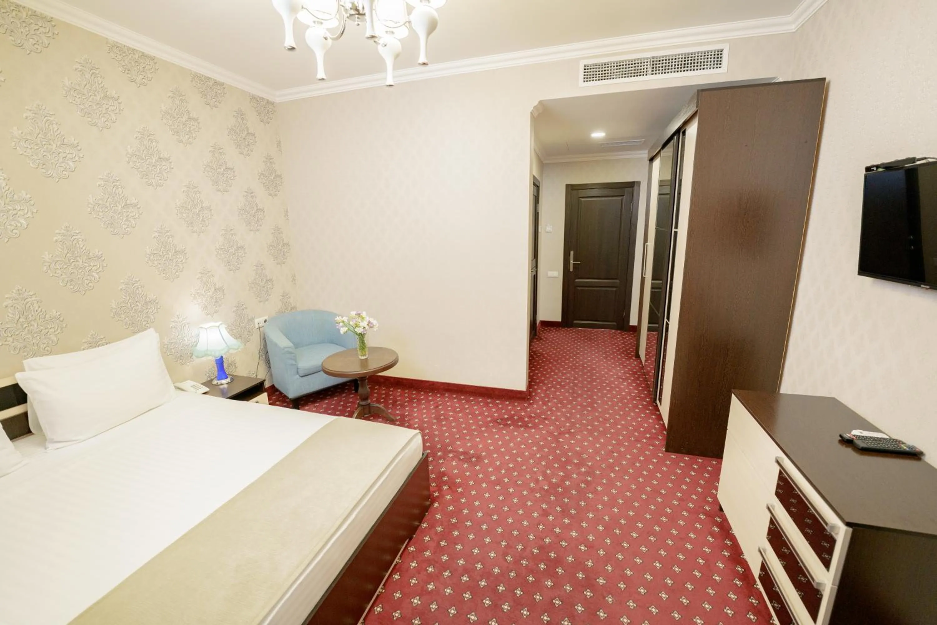 Living room, Bed in Welcome Inn Hotel