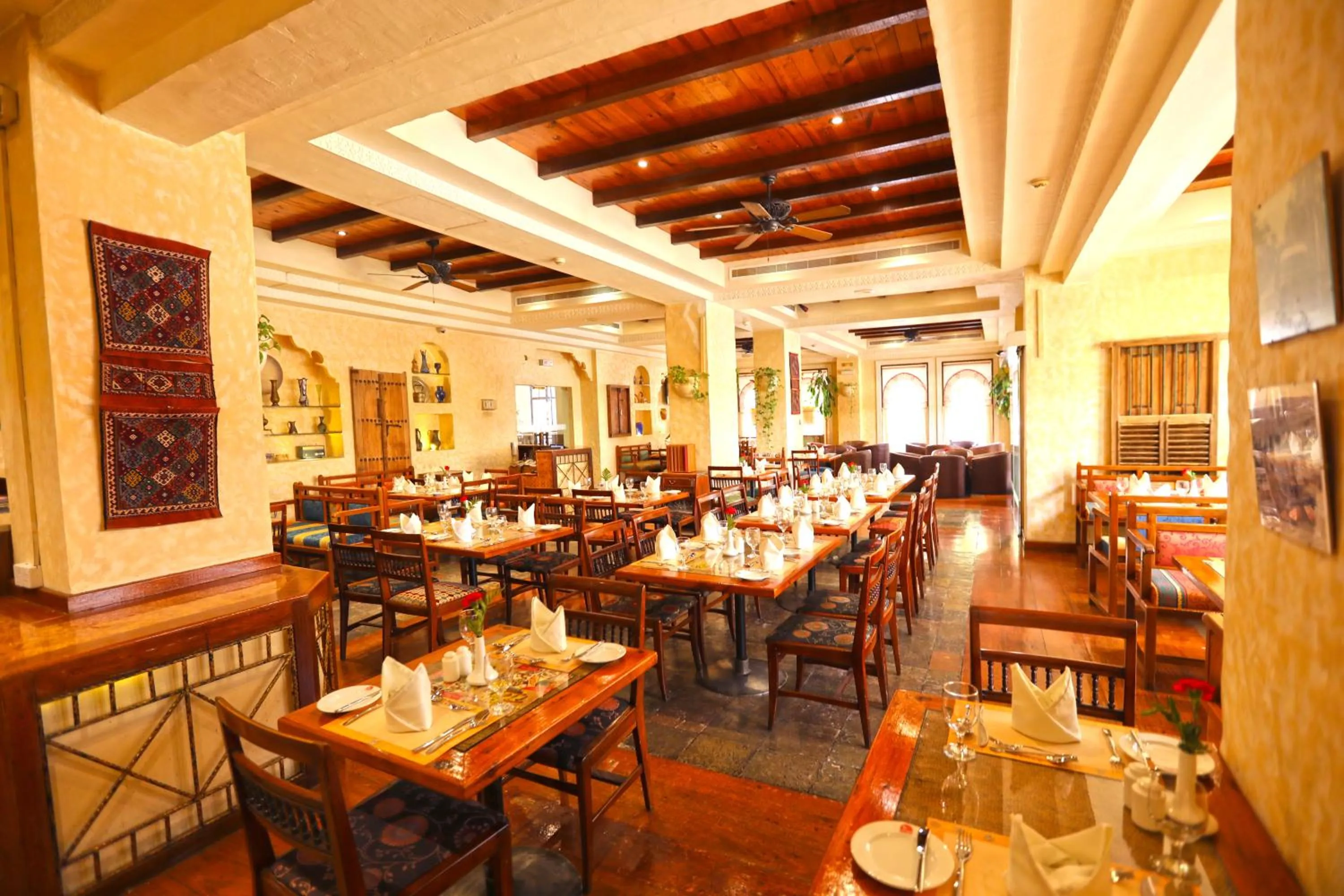 Restaurant/places to eat in Delmon International Hotel