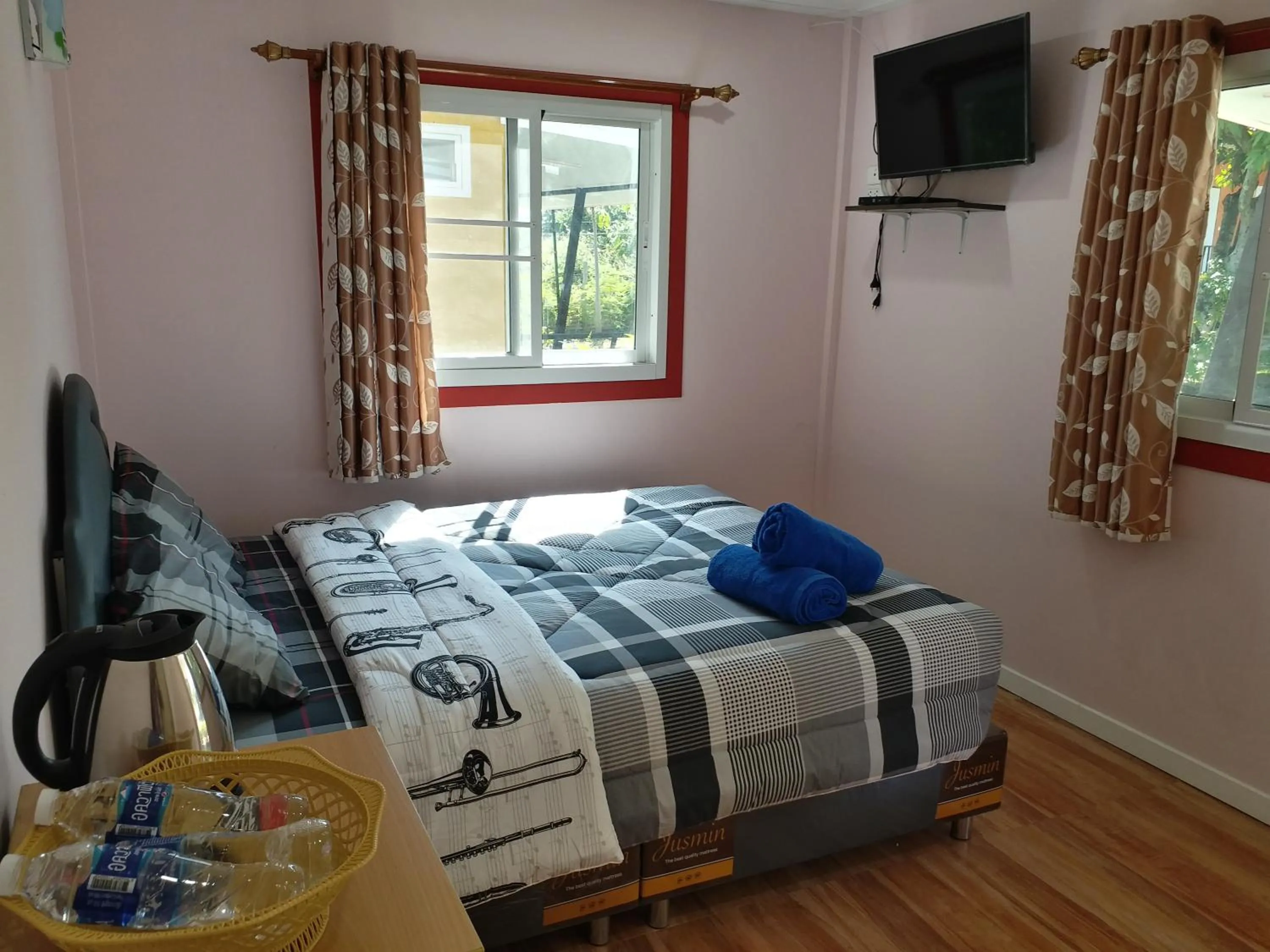 Photo of the whole room, Bed in Baan Hin Sai Suay