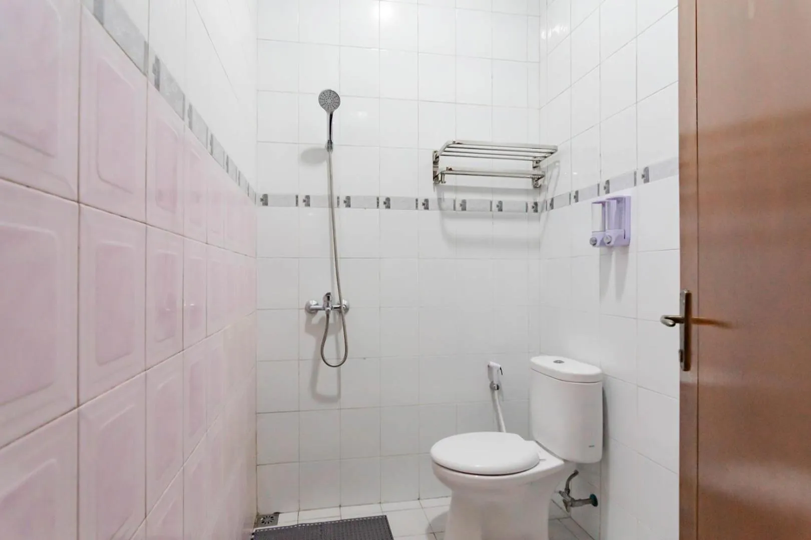 Bathroom in Shofy Guest House Mitra RedDoorz