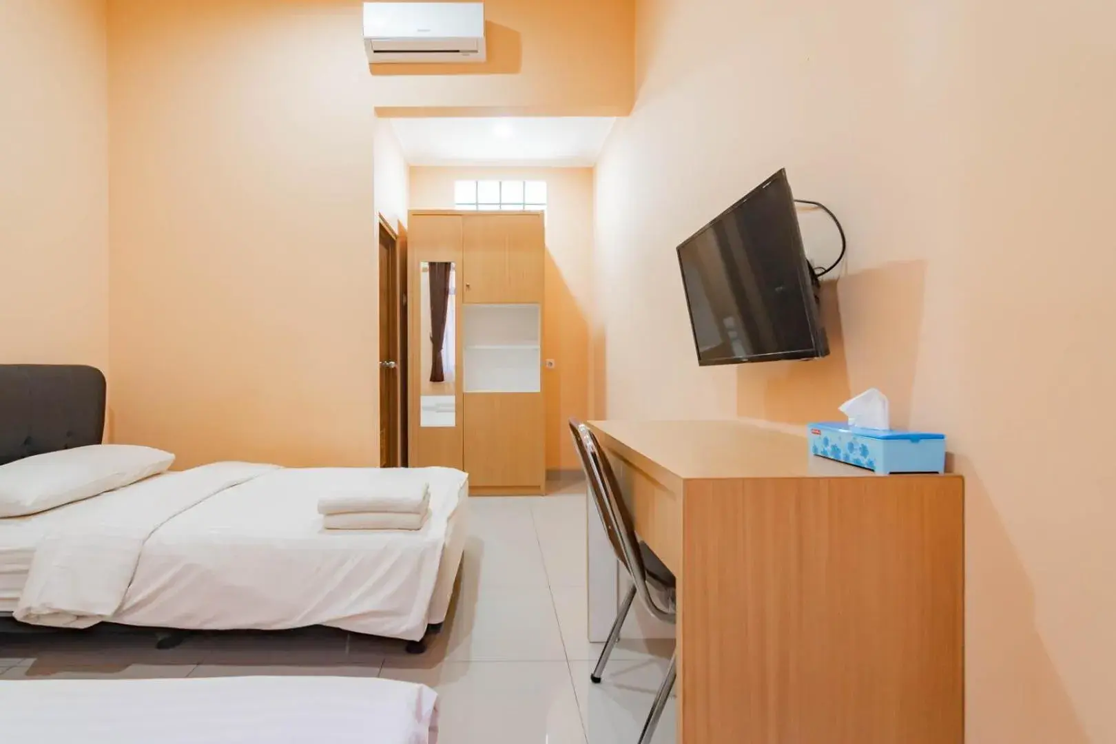Twin Room in Shofy Guest House Mitra RedDoorz Twin Room in Shofy Guest House Mitra RedDoorz