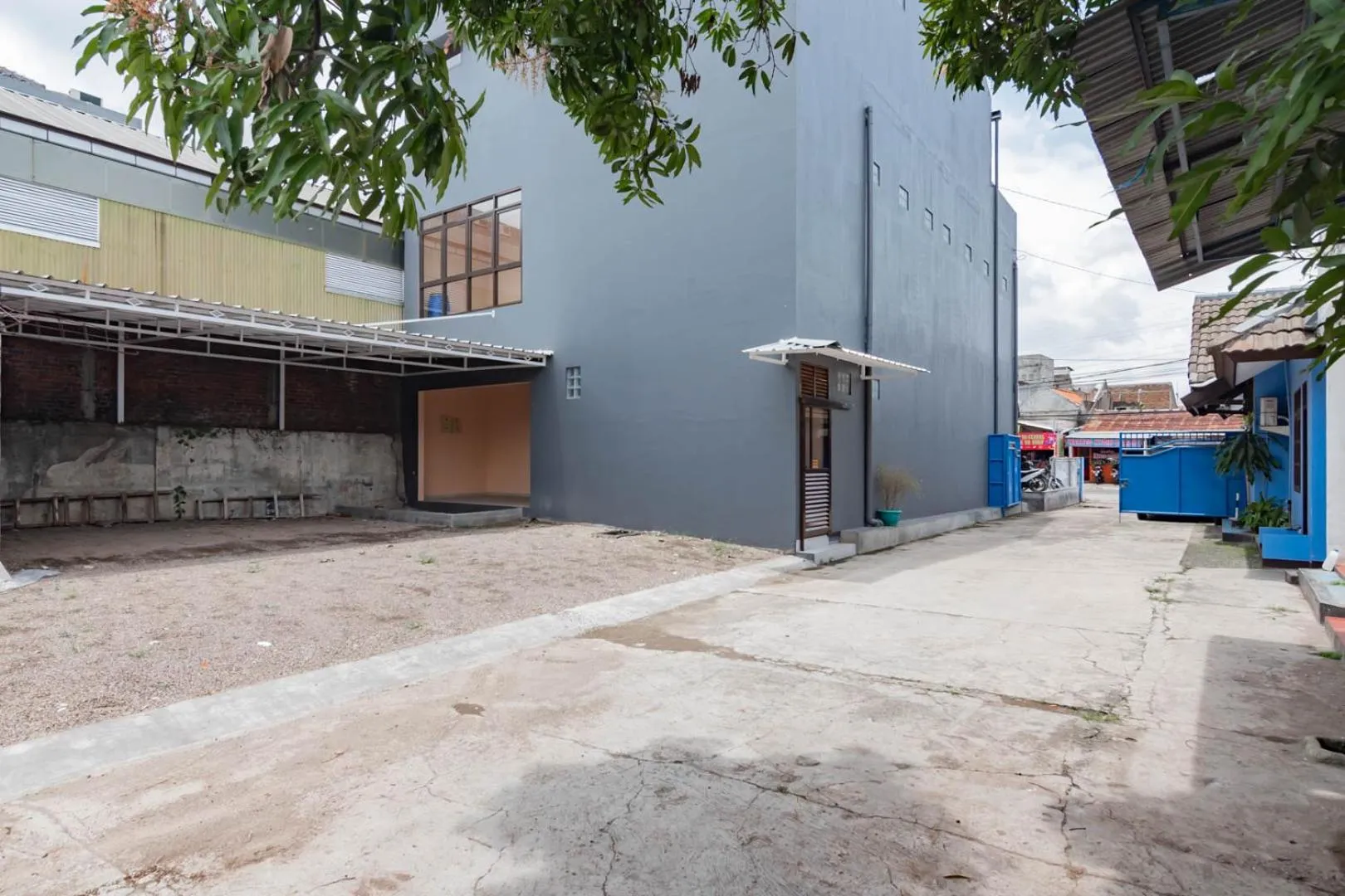 Parking in Shofy Guest House Mitra RedDoorz