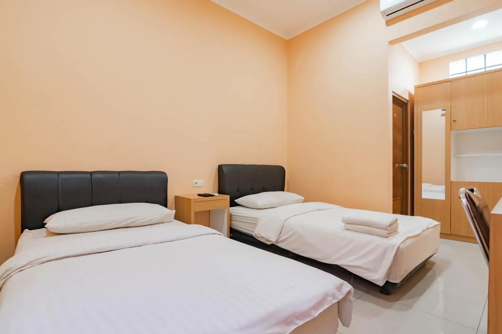 Bedroom, Bed in Shofy Guest House Mitra RedDoorz