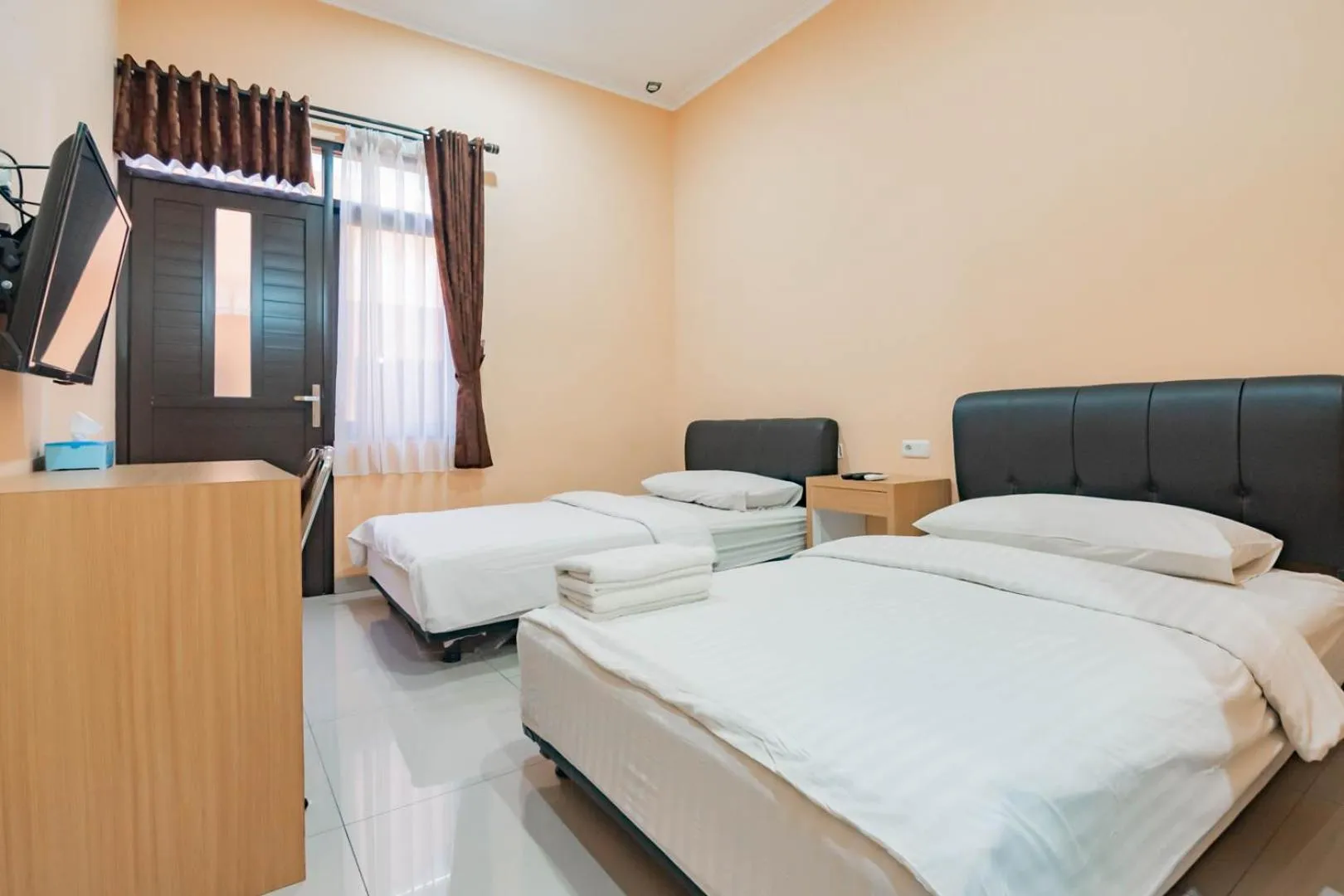 Bedroom, Bed in Shofy Guest House Mitra RedDoorz