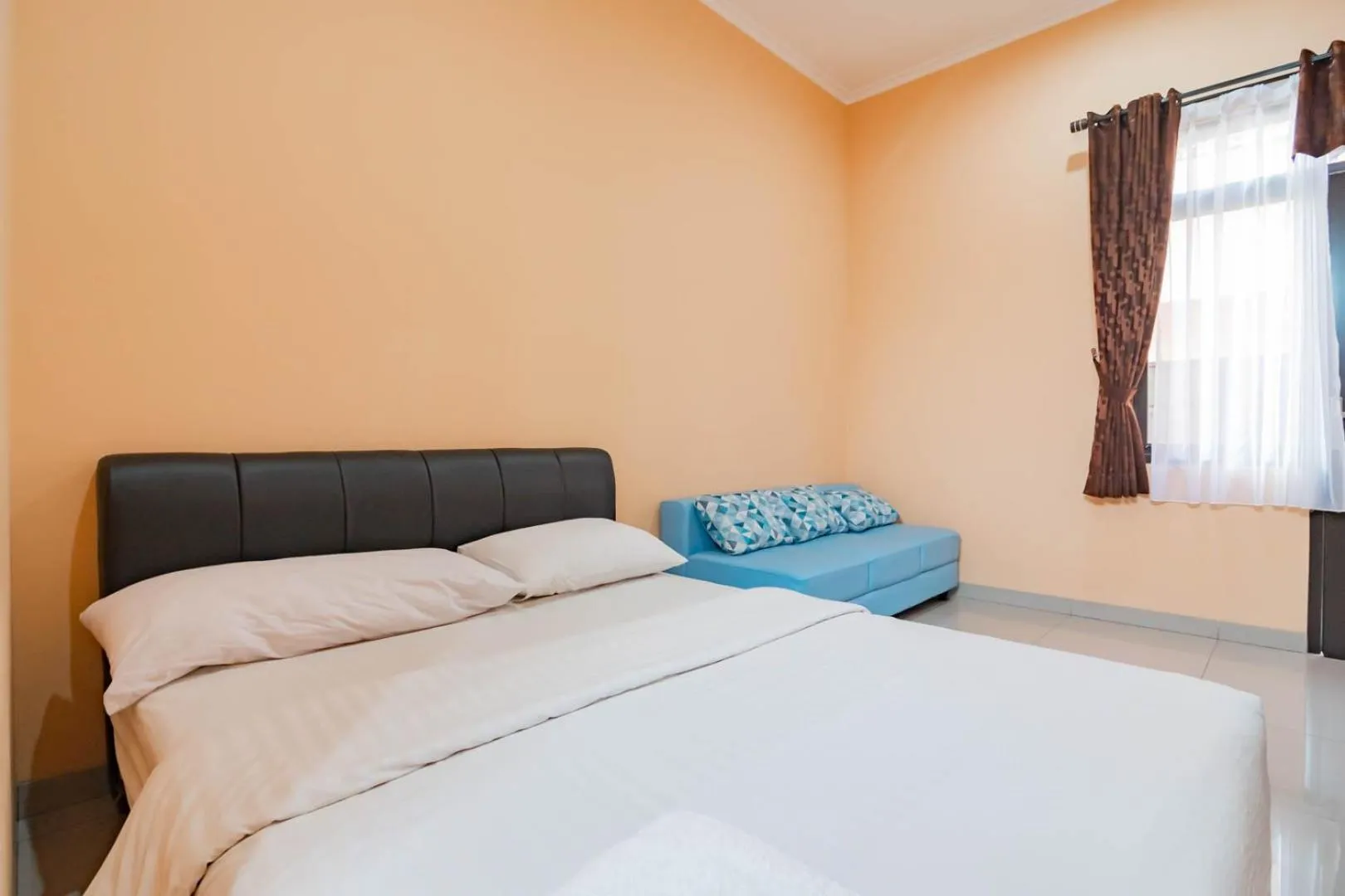 Bedroom, Bed in Shofy Guest House Mitra RedDoorz